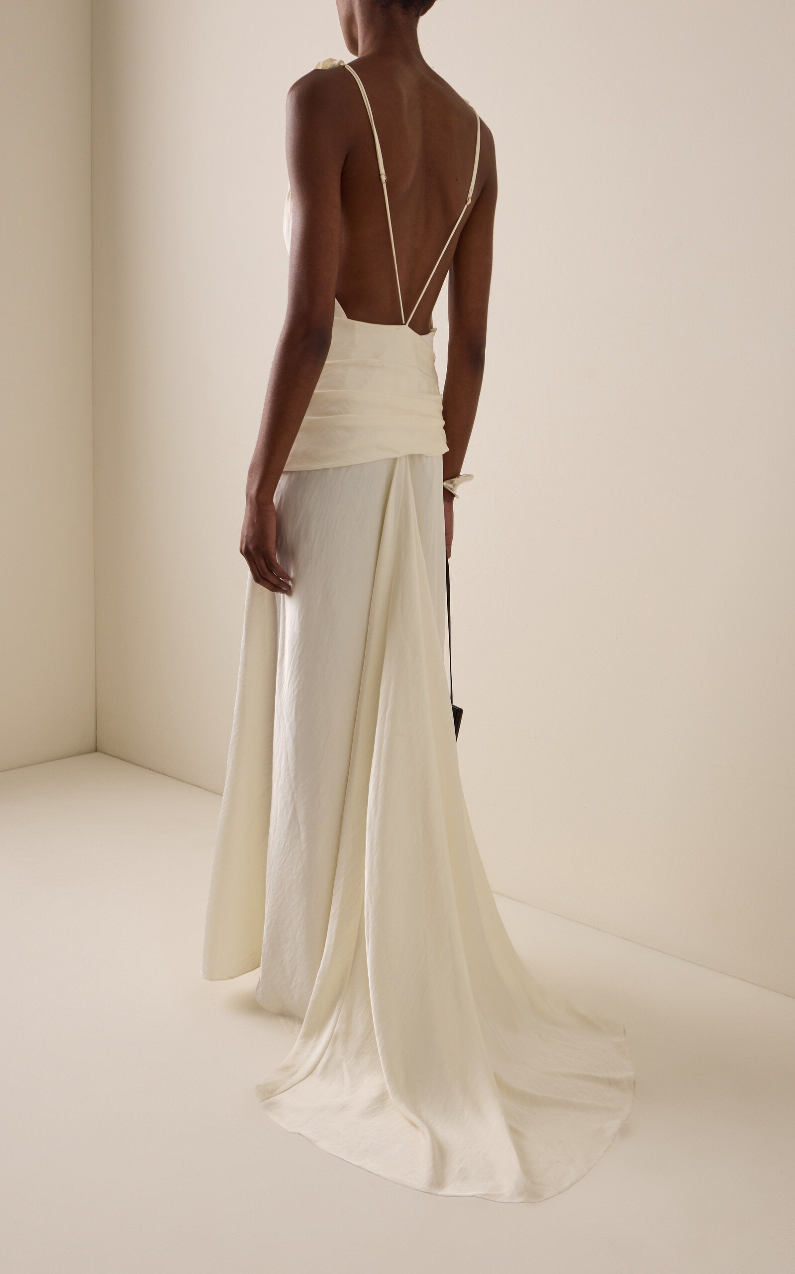 Vestido largo de noche con cintura fruncida y tirantes anudados