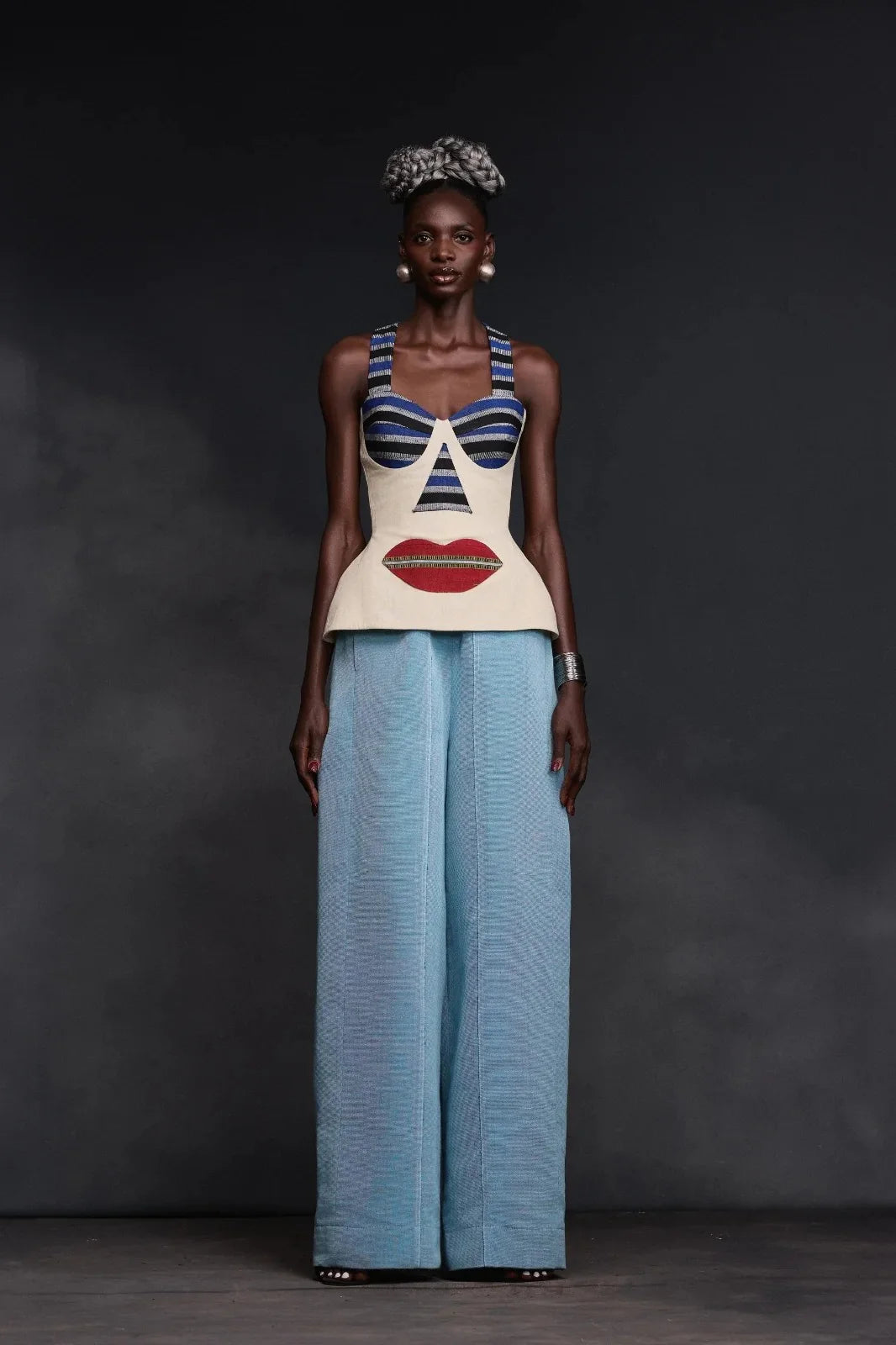 Top s abstraktním motivem obličeje na zavazování za krk