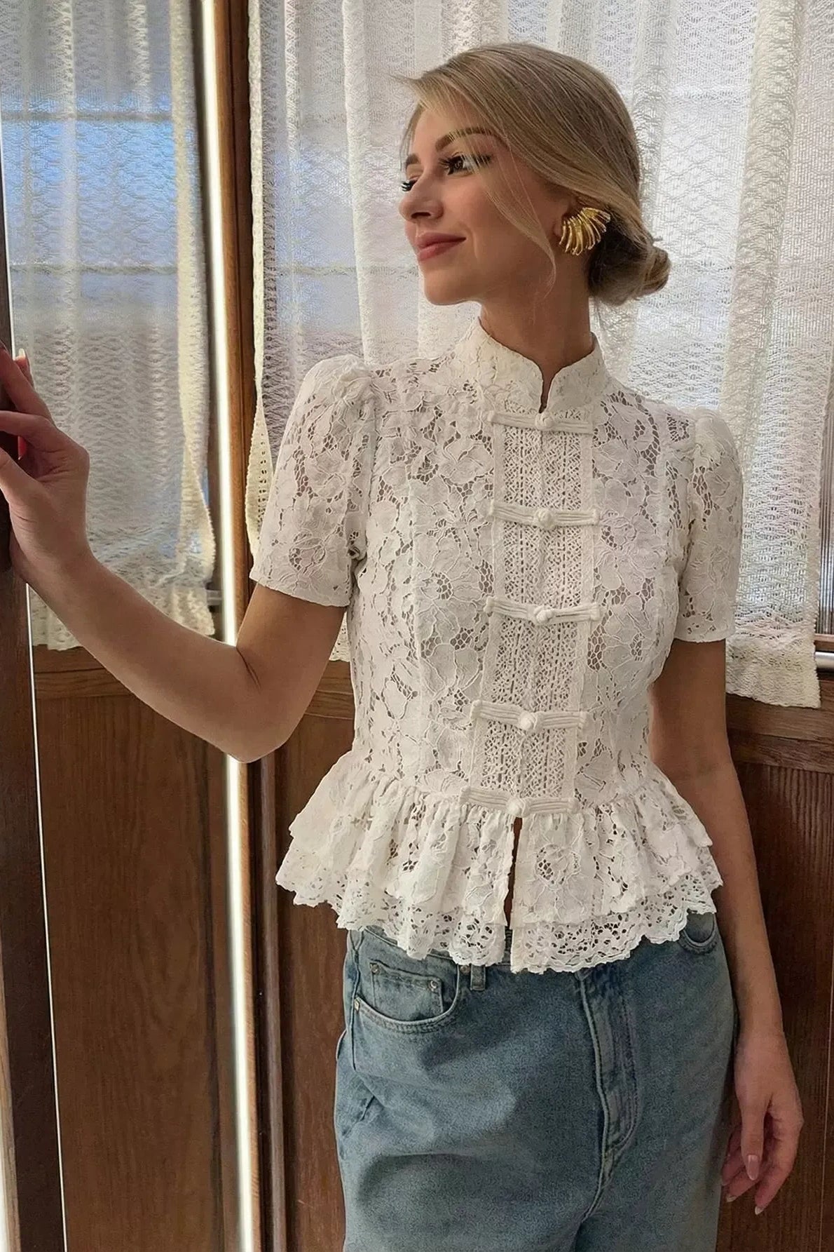 Camisa negra de encaje calado con cuello alto