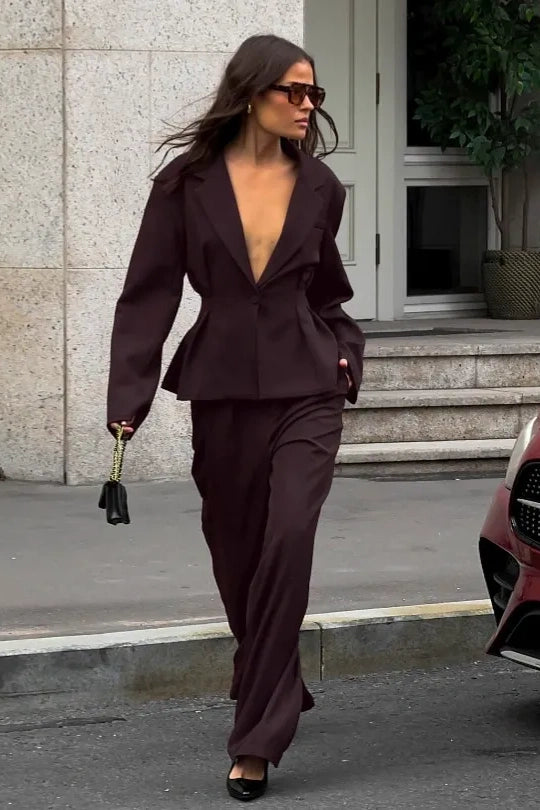 Conjunto de traje sastre marrón con cintura marcada
