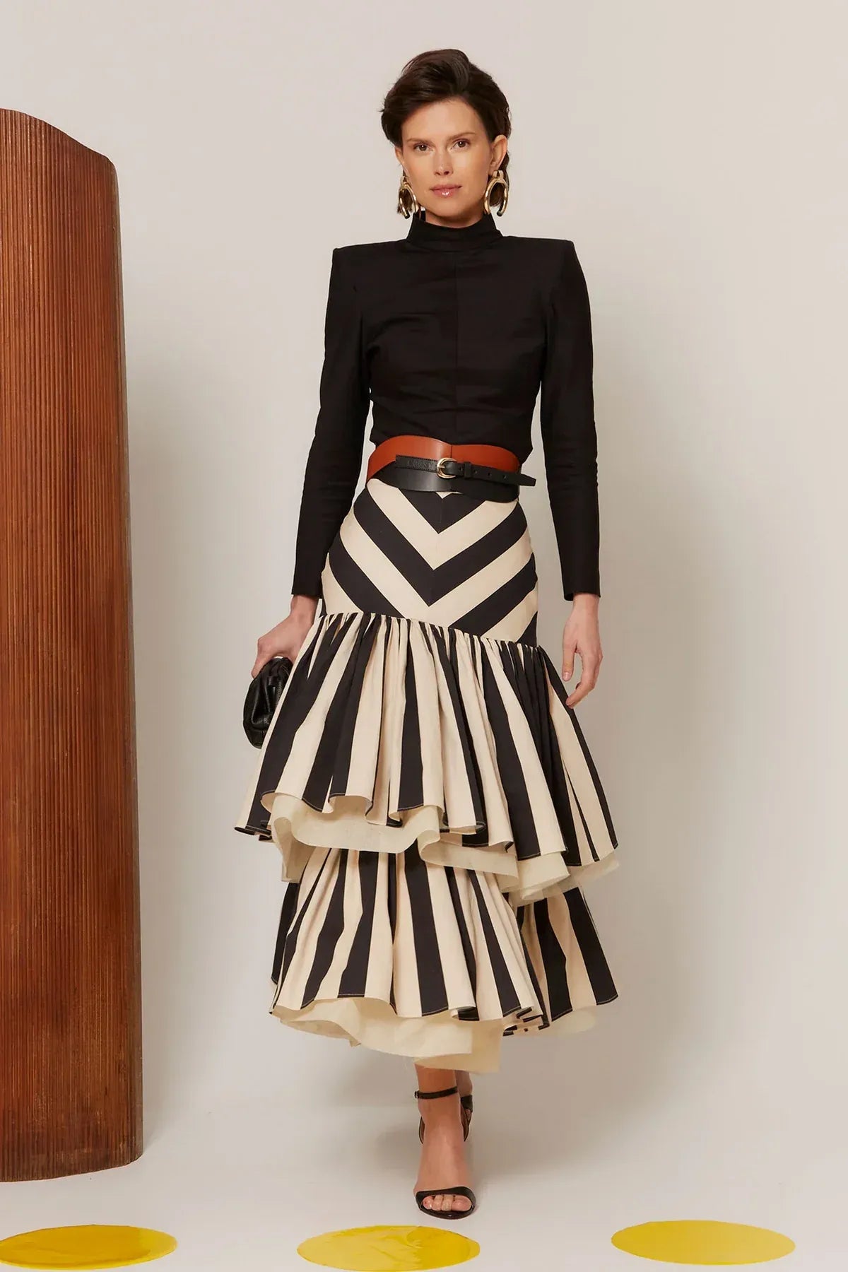 Falda midi negra con volantes en capas y rayas crema