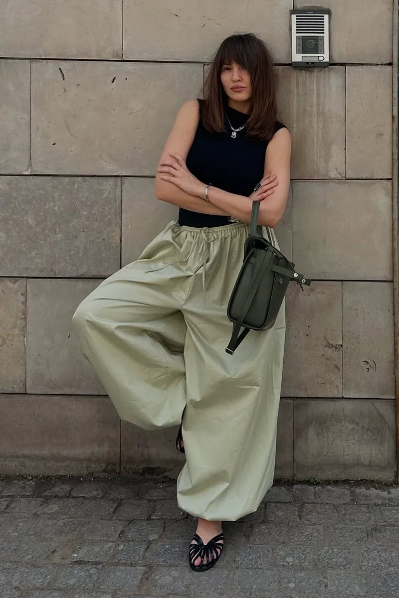 Pantalon large à volants diagonaux