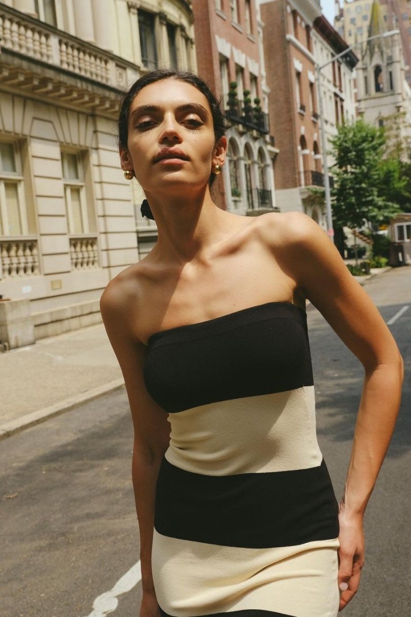 Joanne Strapless Stripes midi stickad klänning