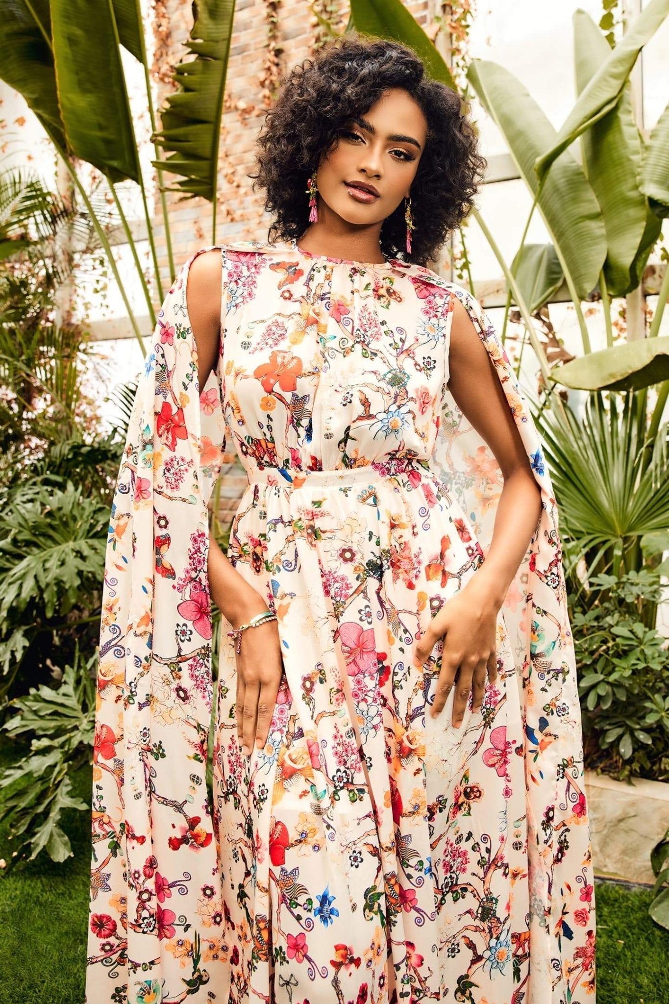 Sukienka maxi Nola z okrągłym dekoltem i rękawami typu peleryna