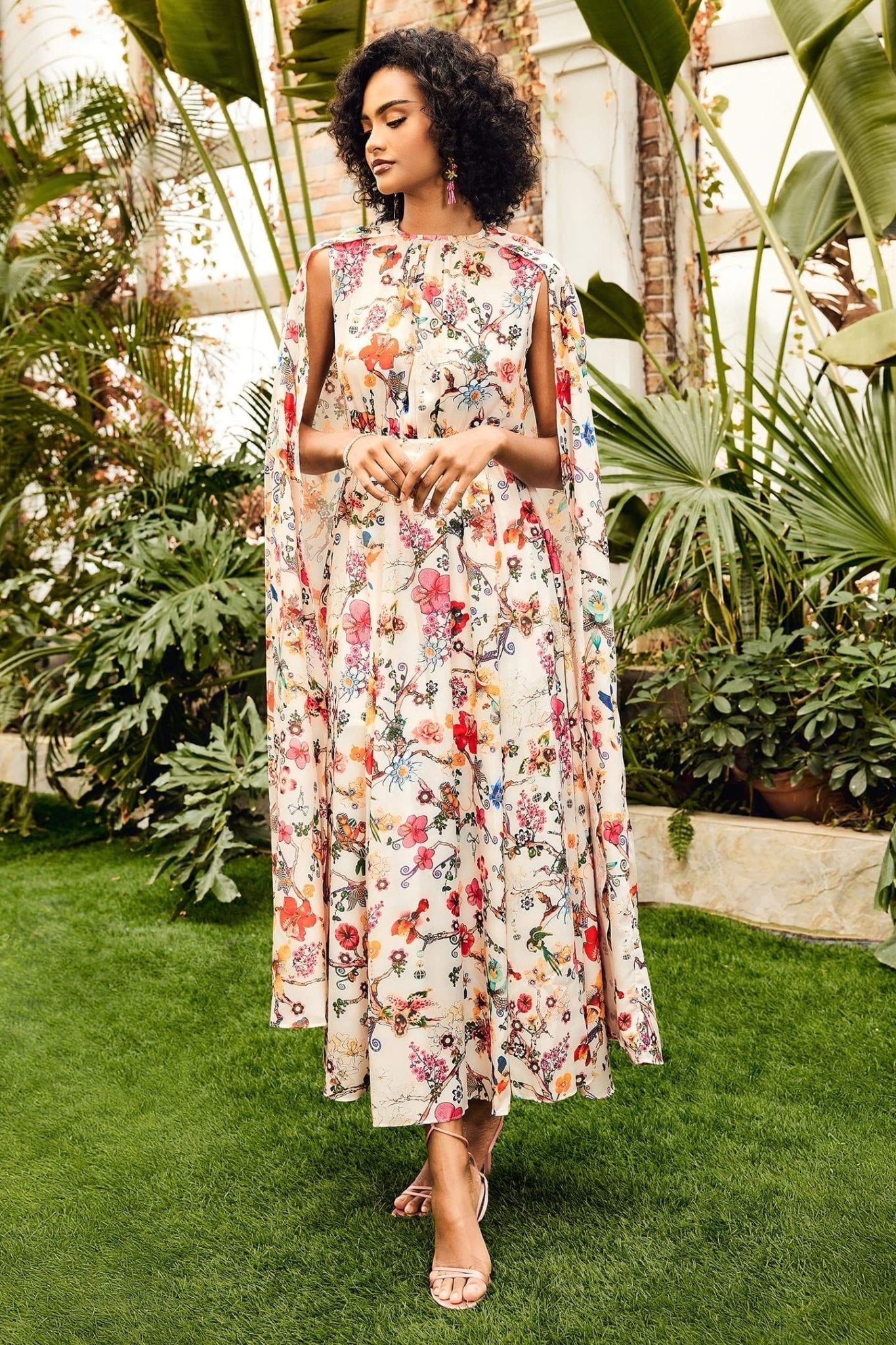 Sukienka maxi Nola z okrągłym dekoltem i rękawami typu peleryna