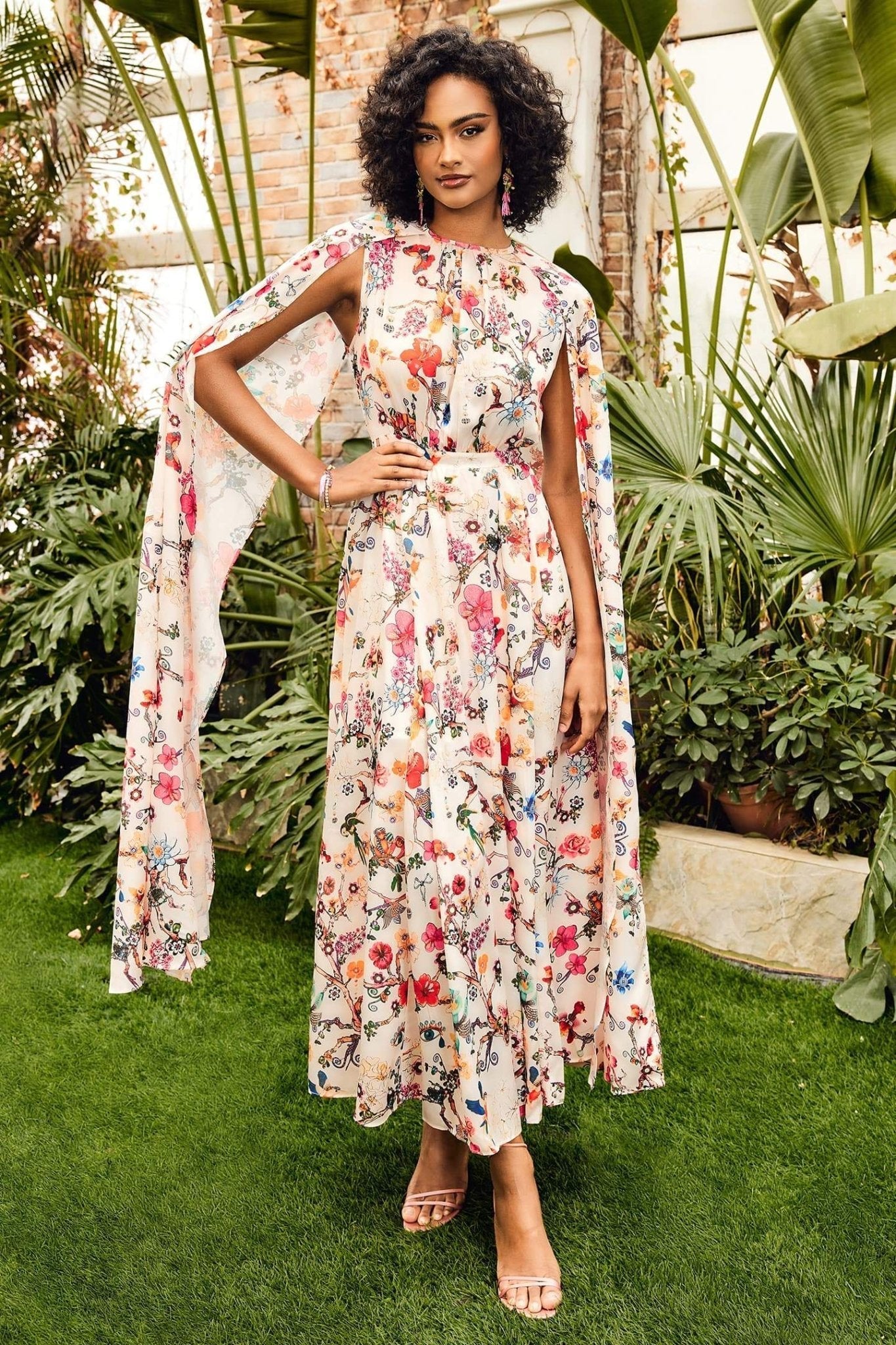 Sukienka maxi Nola z okrągłym dekoltem i rękawami typu peleryna