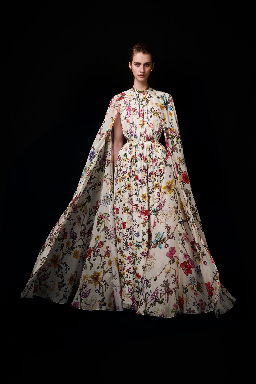 Sukienka maxi Nola z okrągłym dekoltem i rękawami typu peleryna