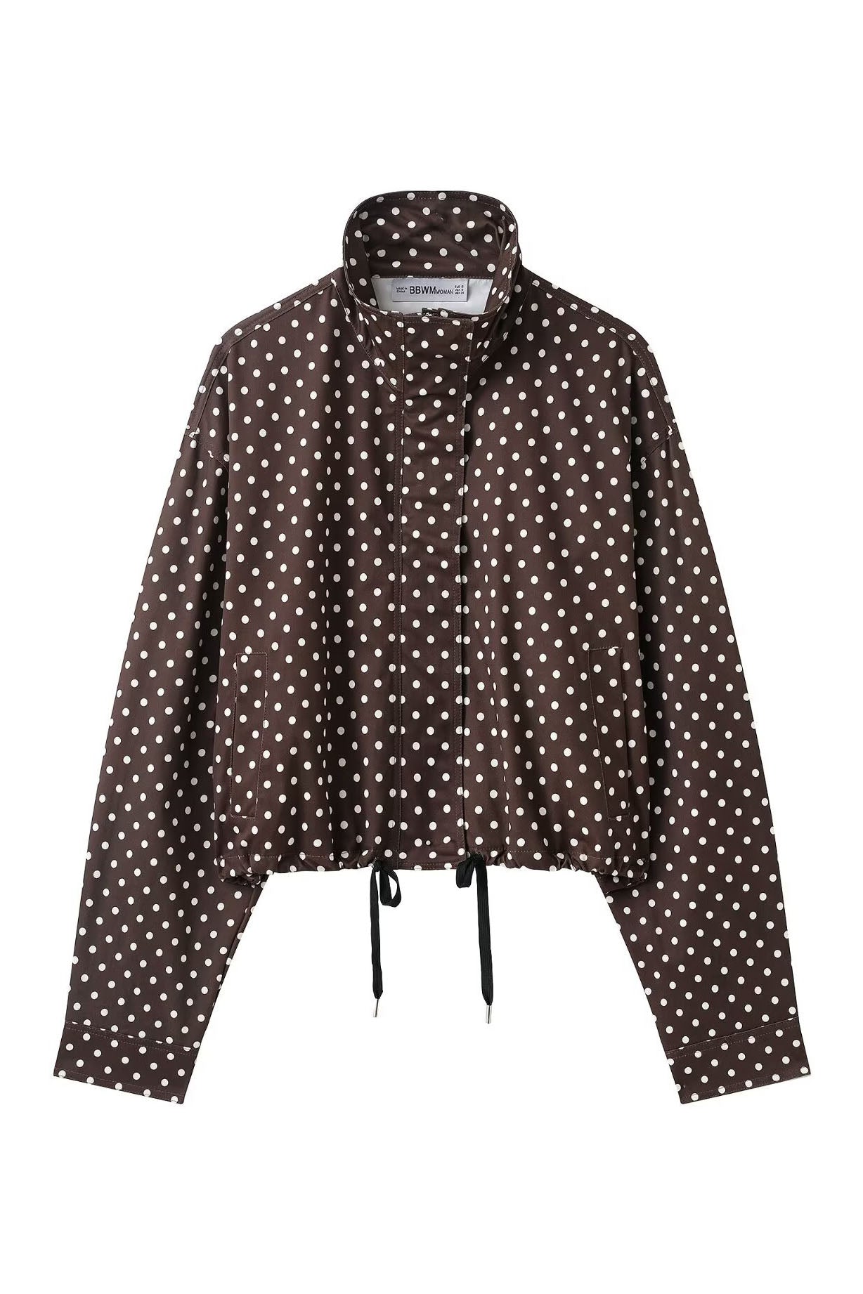 Conjunto de pantalones cortos con cuello alto y lunares