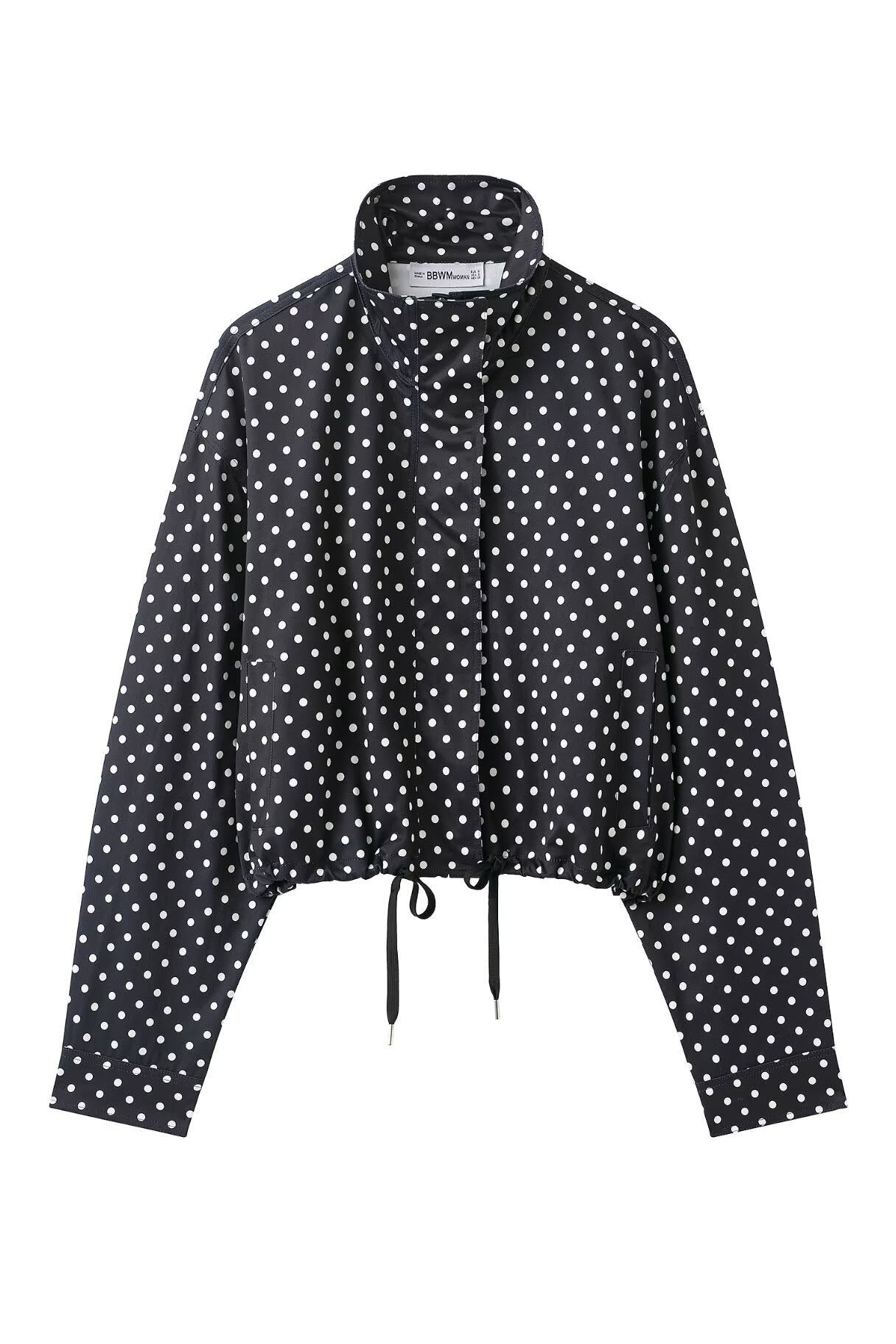 Conjunto de pantalones cortos con cuello alto y lunares