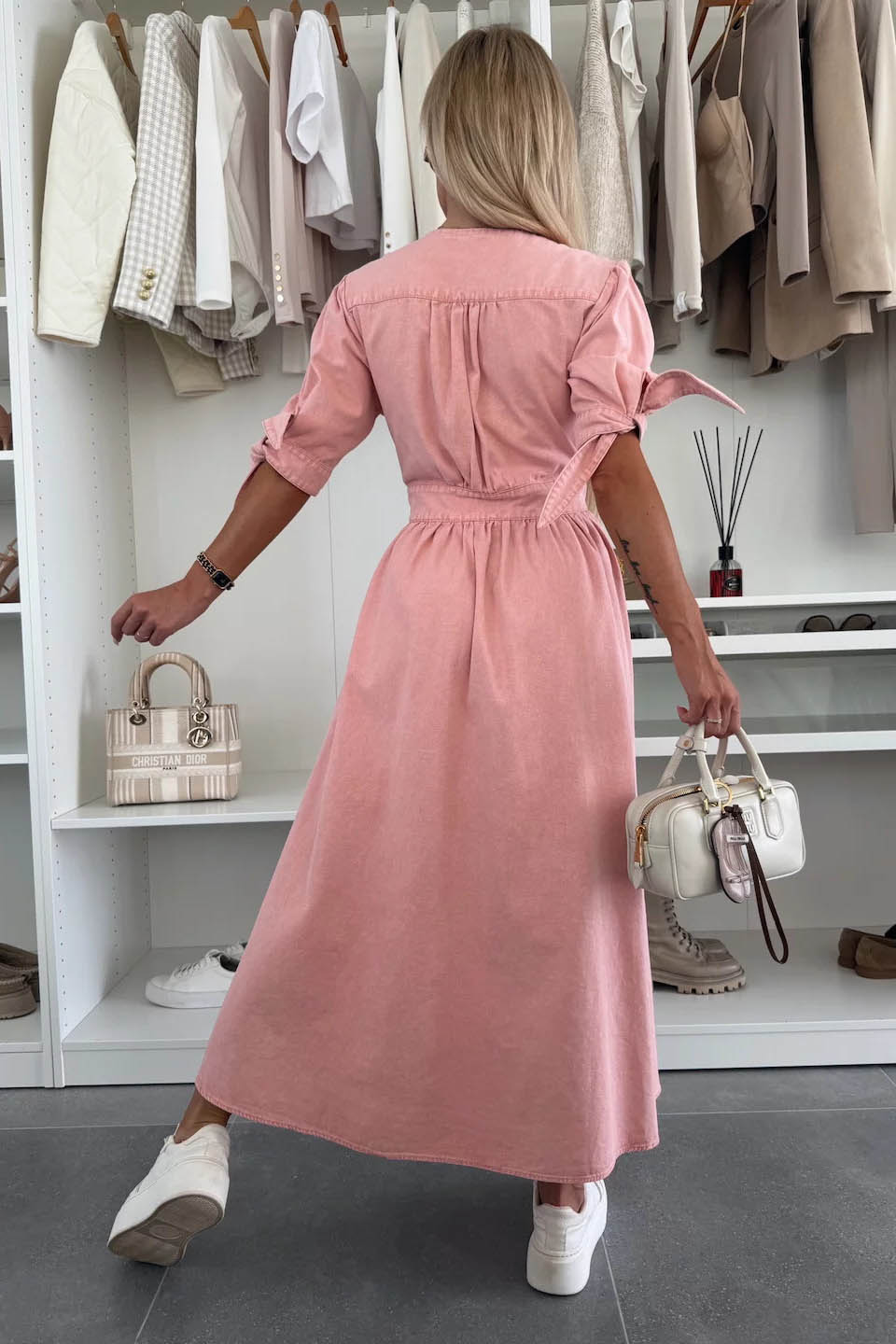 Minimalistyczna sukienka dżinsowa z guzikami i dekoltem w serek