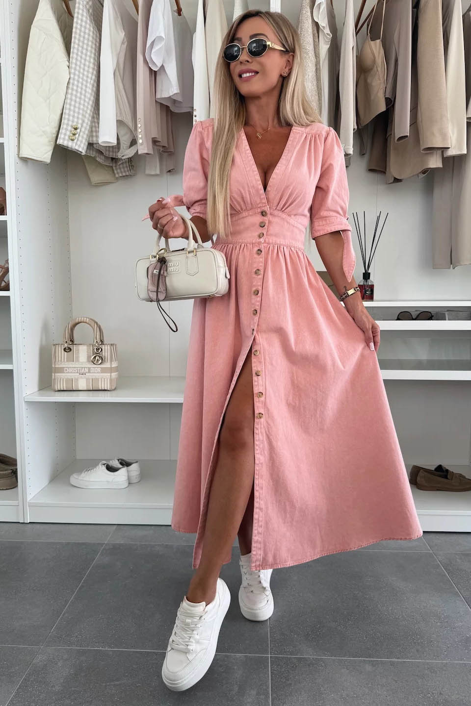 Minimalistyczna sukienka dżinsowa z guzikami i dekoltem w serek