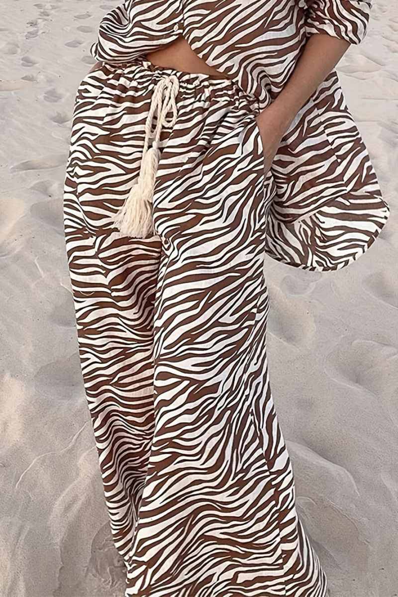 Zestaw spodni o szerokich nogawkach z luźnym kołnierzem na guziki, nadrukiem zebry i sznurkiem do ściągania