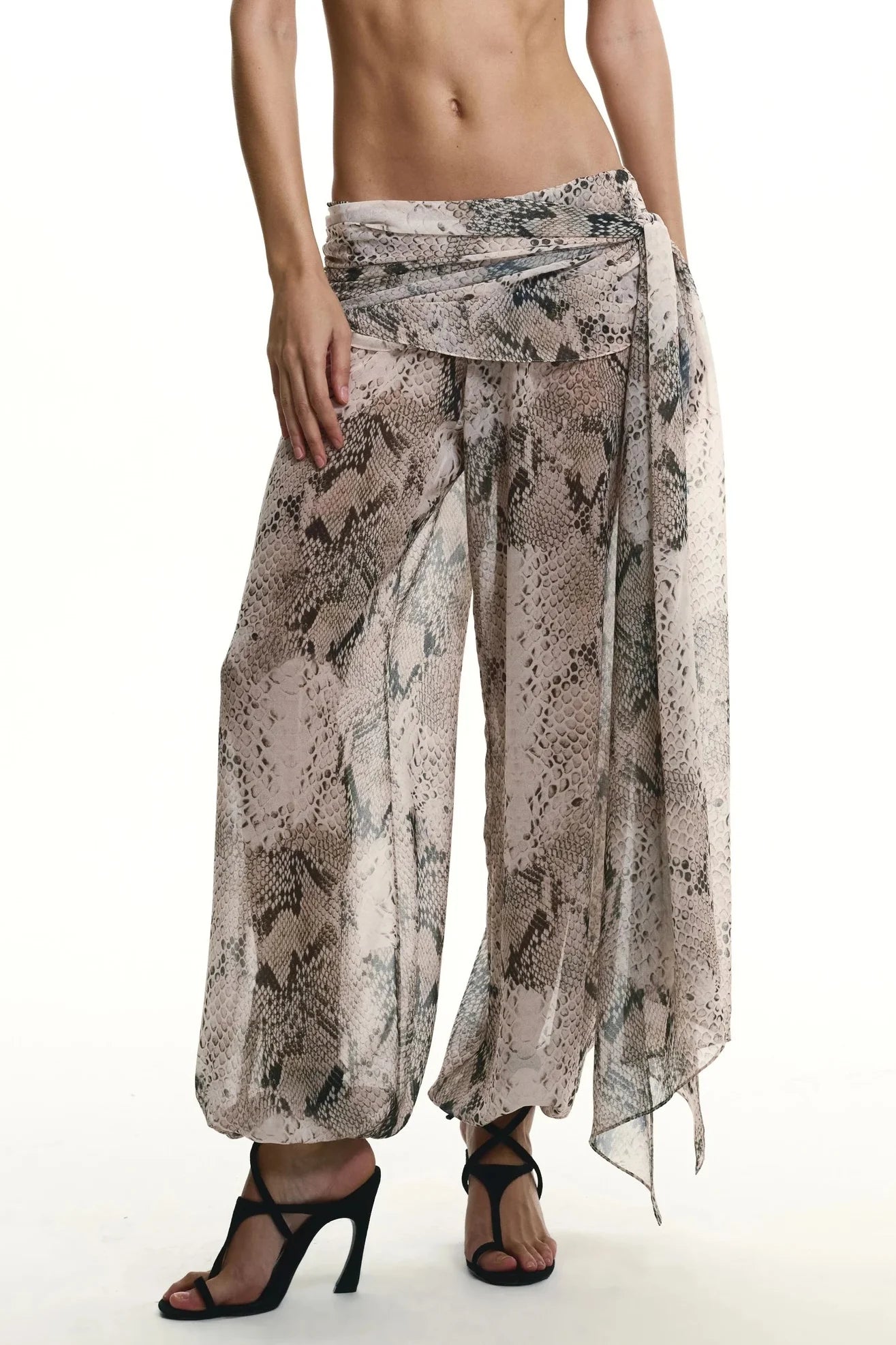Set aus neutralem Schlaangendrock-Bikini a Boxbeen-Hosen