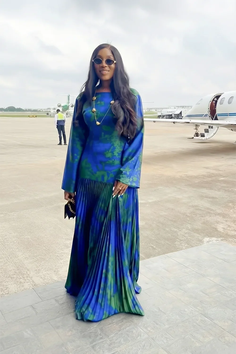 שמלת מקסי זהב חמניות עם קפלים