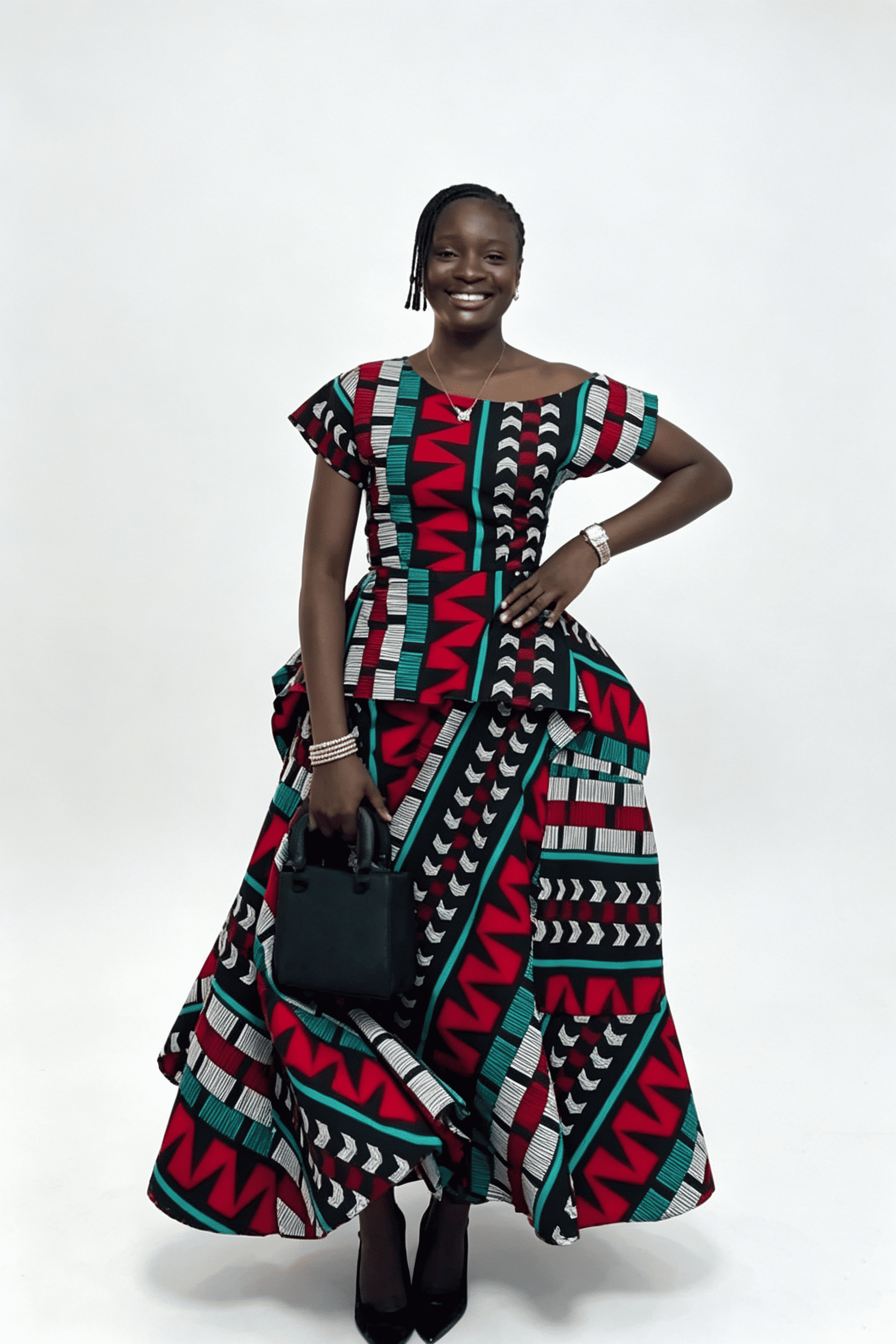 Geometrické maxi šaty s odhalenými rameny a peplum detailem