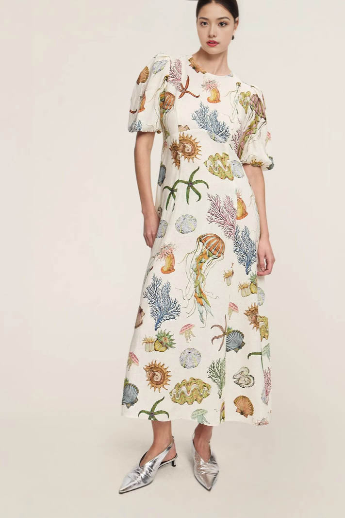 Šaty s nápisem graffiti a nabíranými rukávy