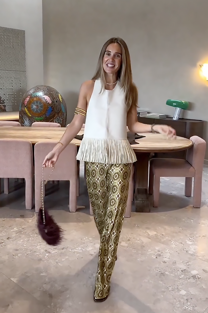 Pantalones acampanados de satén estampado con corte al bies