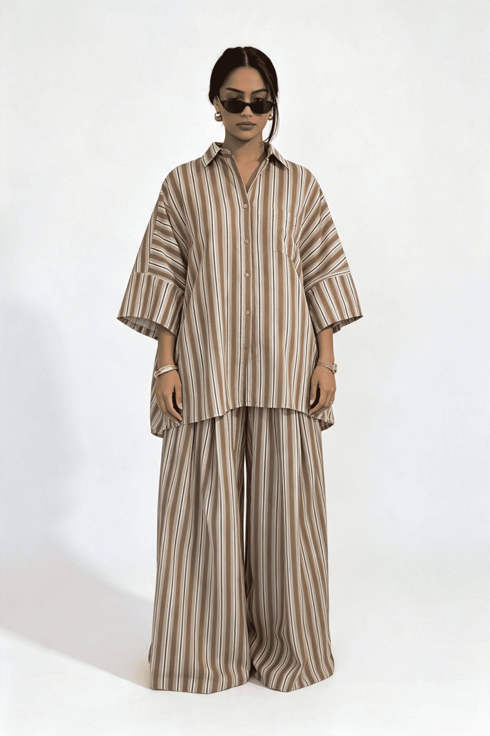 Ensemble vert olive composé d’un haut froncé asymétrique à une épaule et d’un pantalon bouffant