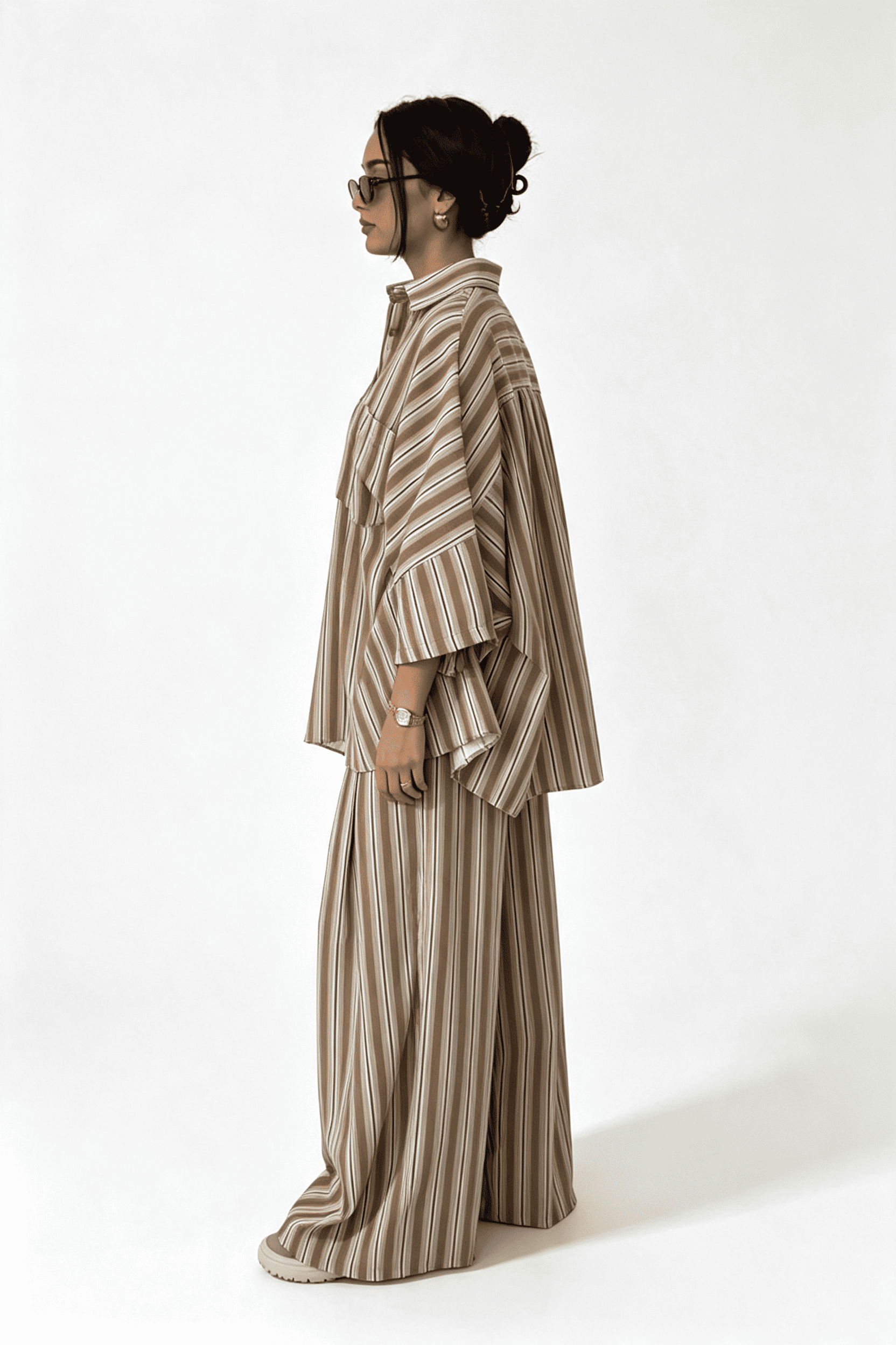 Ensemble vert olive composé d’un haut froncé asymétrique à une épaule et d’un pantalon bouffant