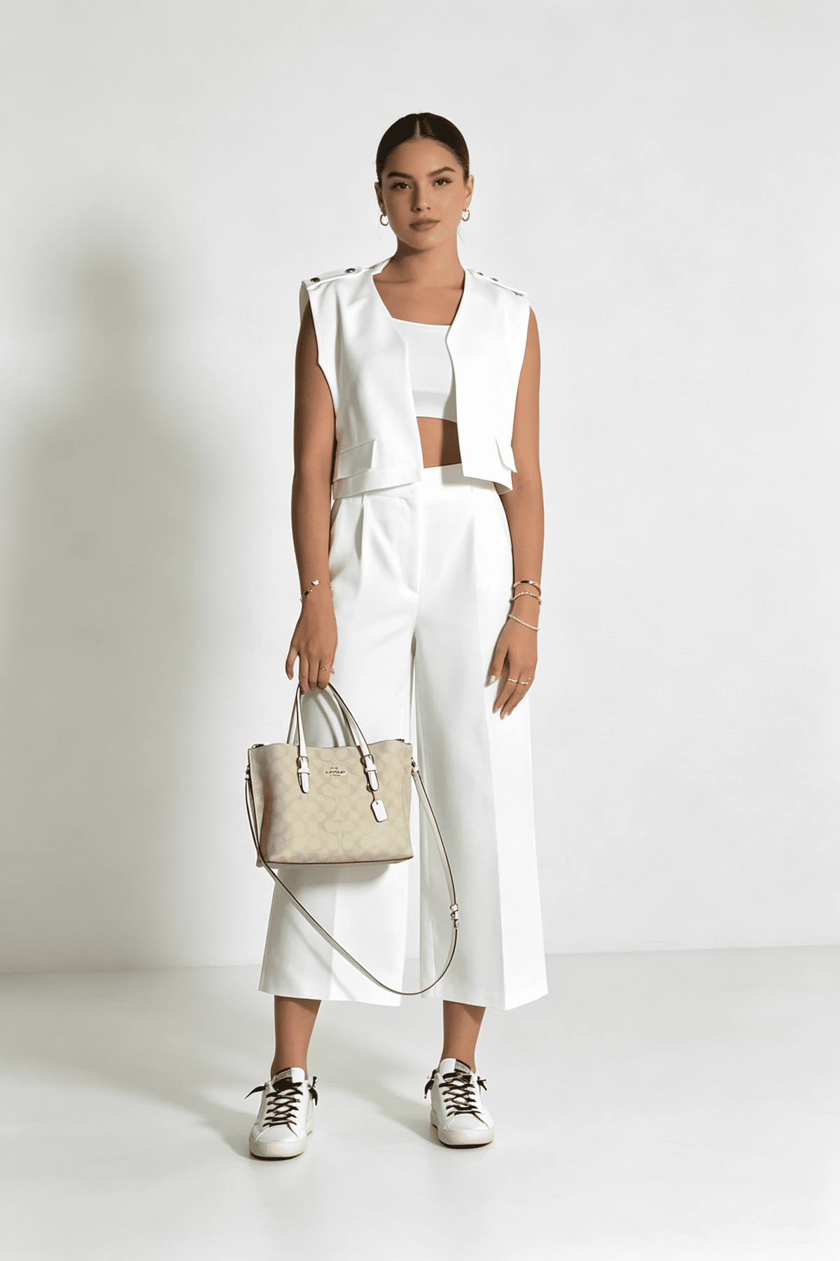 Set alb cu vestă scurtă și pantaloni culottes cu croială largă