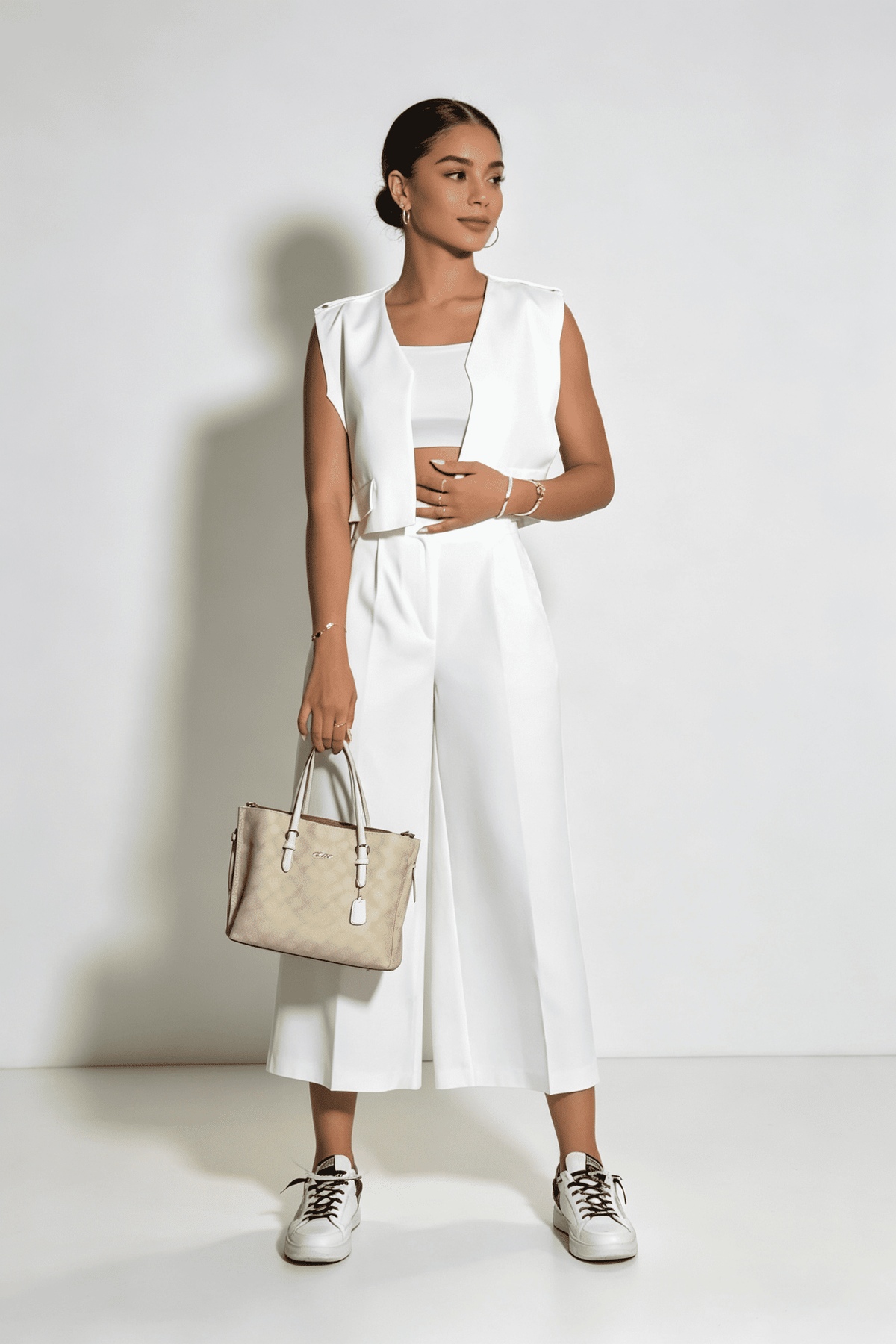 Set alb cu vestă scurtă și pantaloni culottes cu croială largă