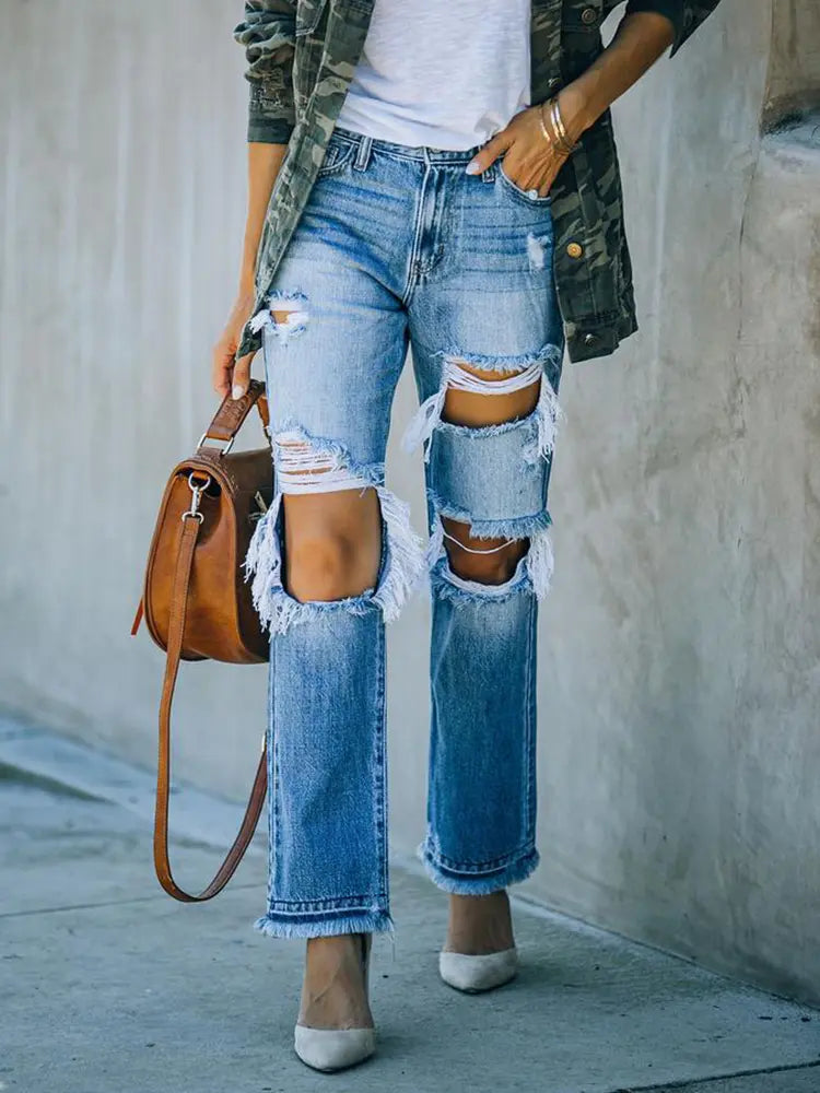Pantaloni di jeans strappati e consumati in stile barbone