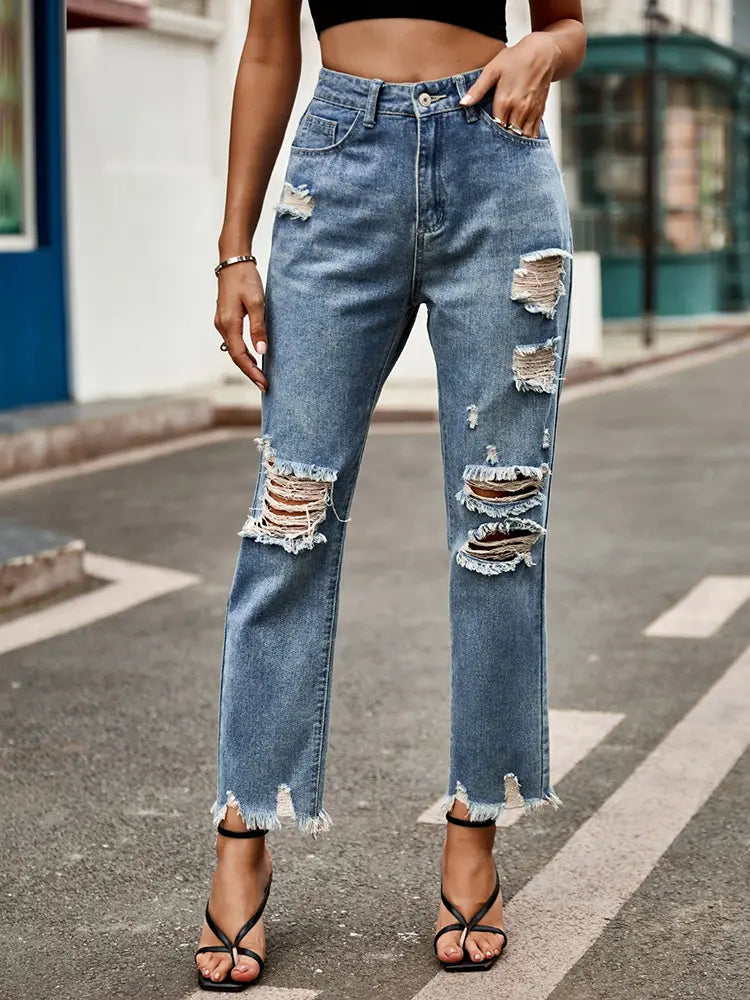 Jean slim tendance effiloché et court
