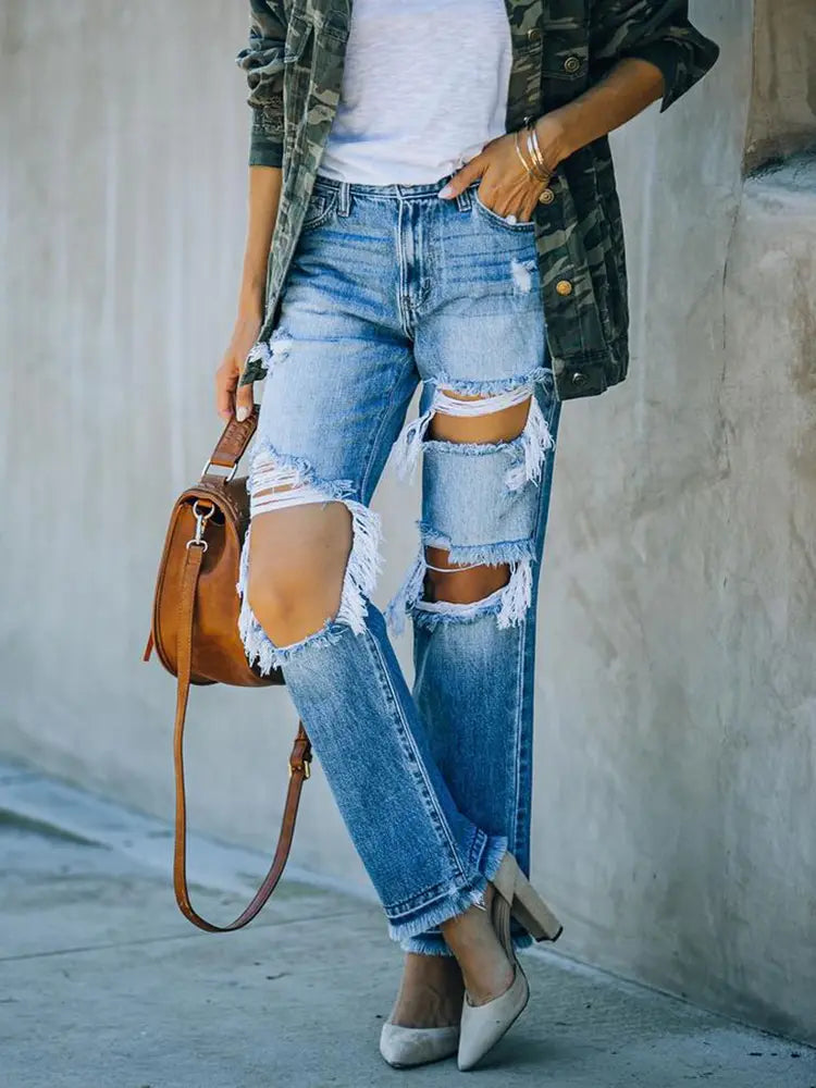 Pantaloni di jeans strappati e consumati in stile barbone