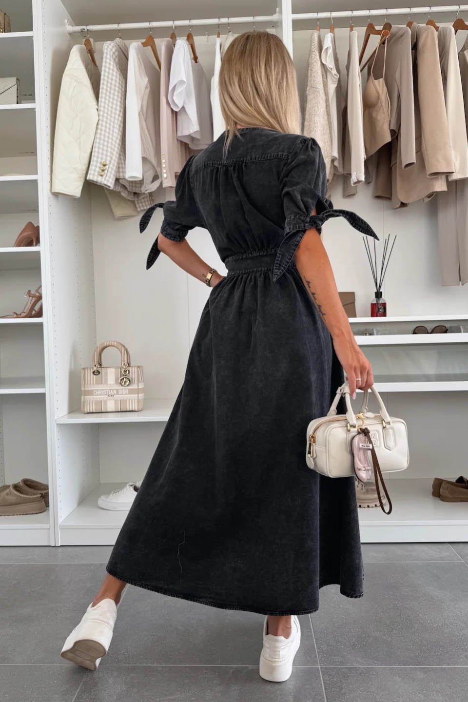 Minimalistyczna sukienka dżinsowa z guzikami i dekoltem w serek