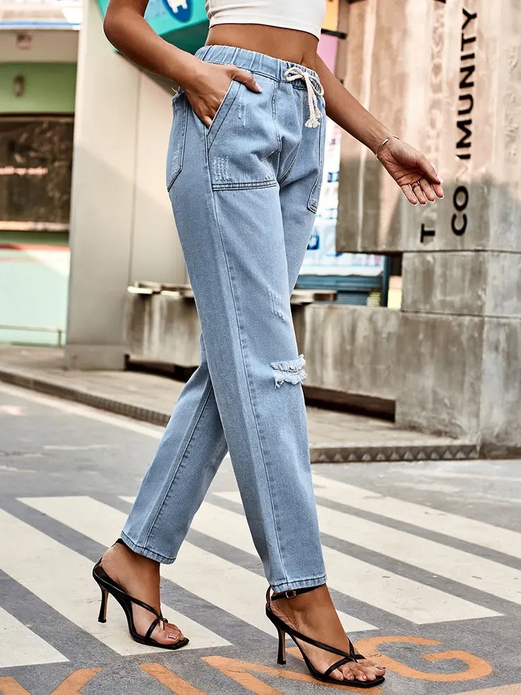 Hierscht-Jeans mat Schnërcelen um Tailleband a gebrauchte Look