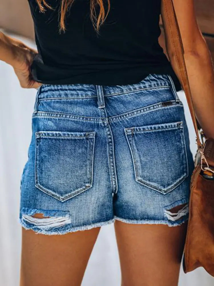 Summer Jeansshorts mat gewollte Gebrauchsspuren an ausgefransten Säiten