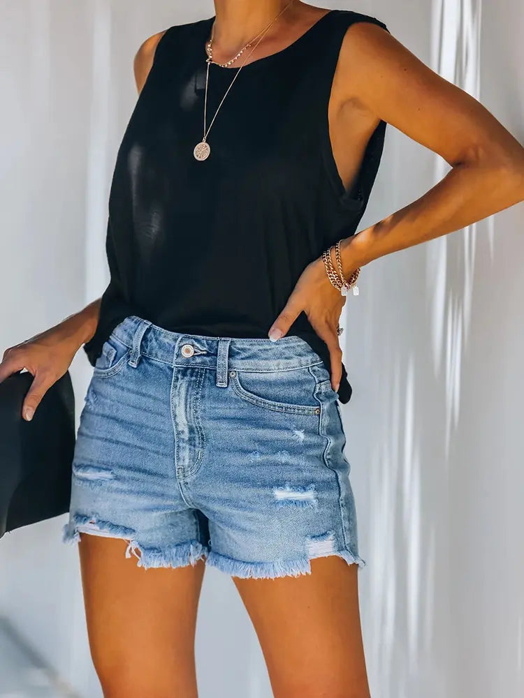 Shorts di jeans strappati alla moda