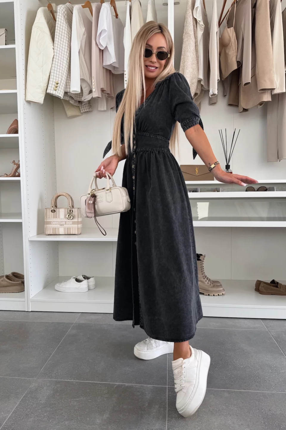 Minimalistyczna sukienka dżinsowa z guzikami i dekoltem w serek