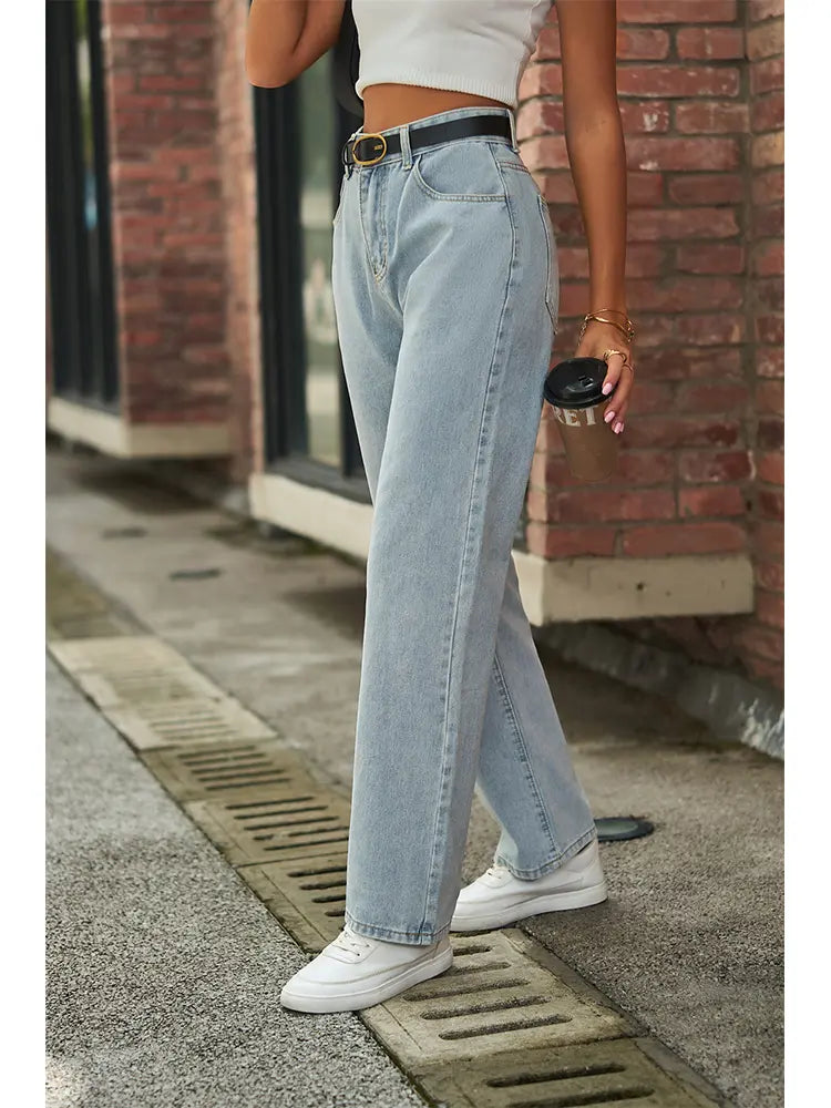 Jeans de tiro medio lavado claro con estampado de mariposas
