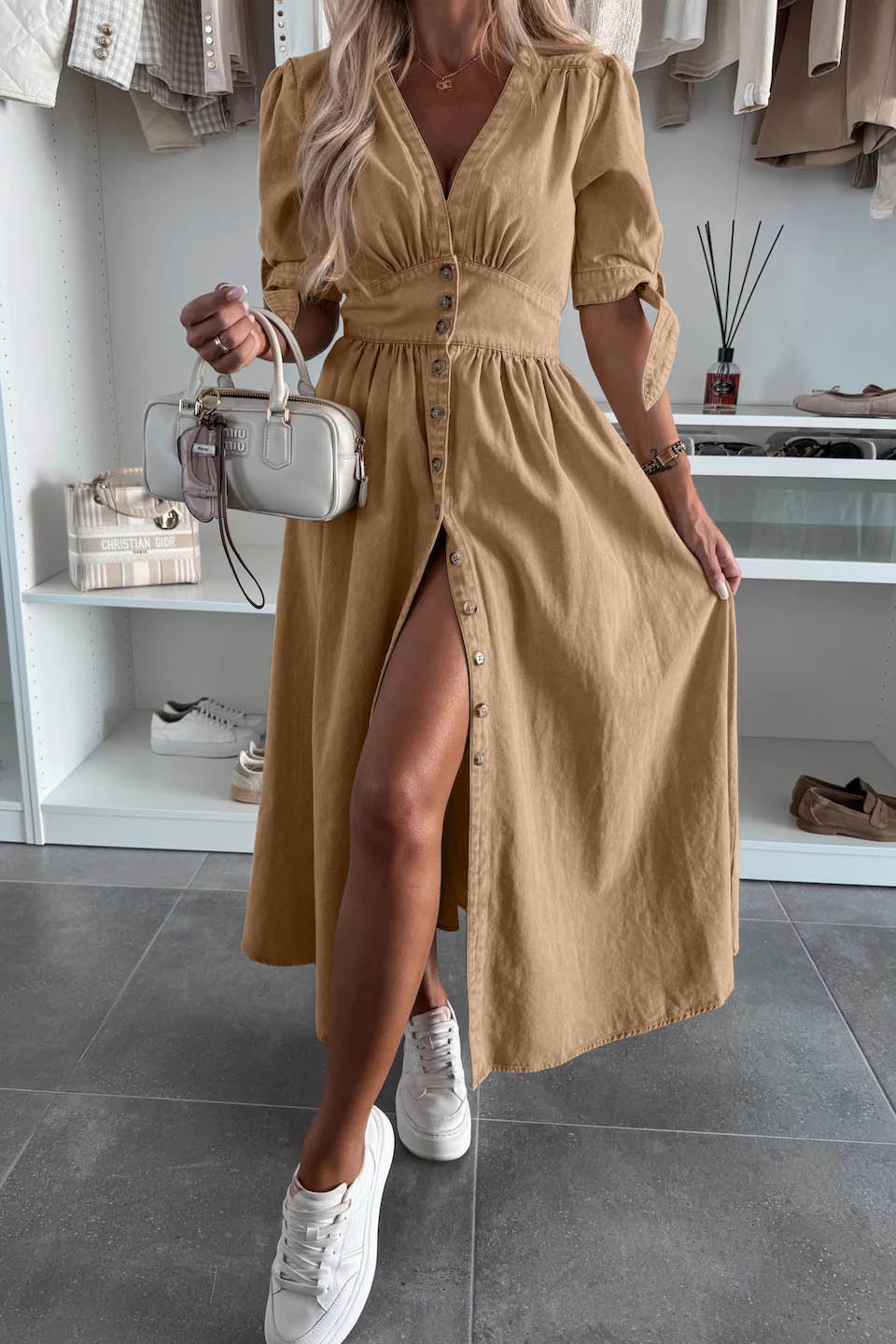 Minimalistyczna sukienka dżinsowa z guzikami i dekoltem w serek