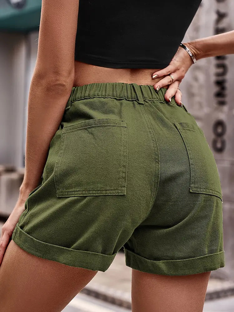 Pantaloncini cargo in denim con vita elastica alla moda