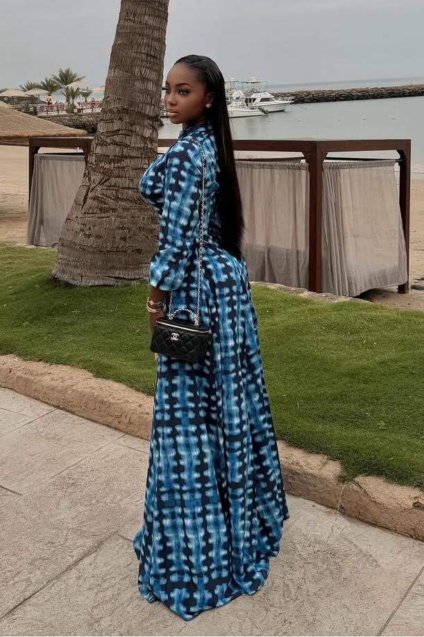 Blå tie-dye maxikjole med knapper foran