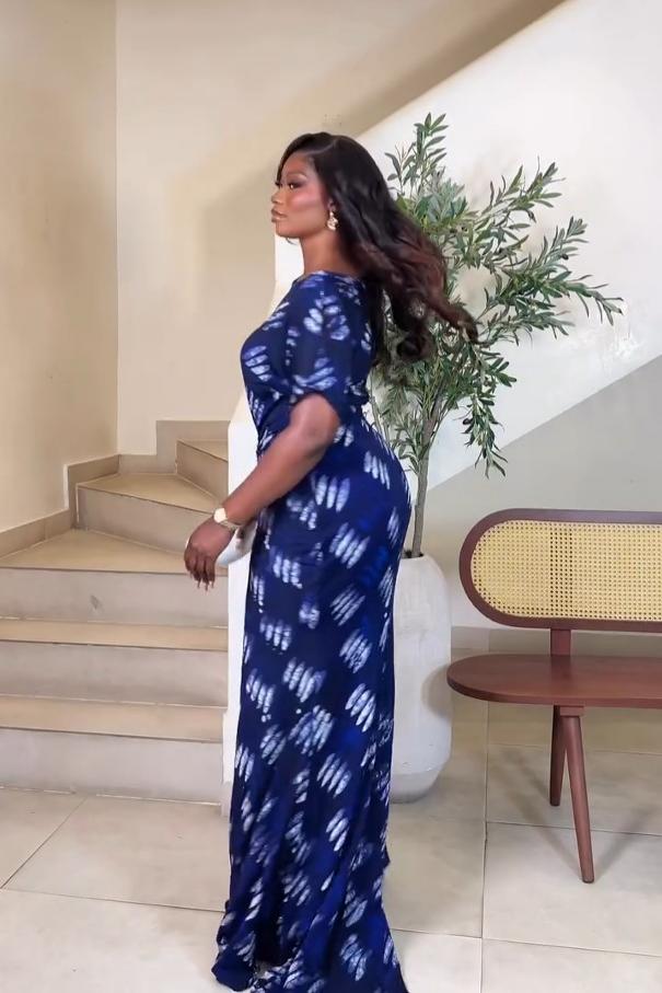 Μάξι Φόρεμα σε Ναυτικό Μπλε με Σχέδιο Φτερών και Ρυτιδώσεις