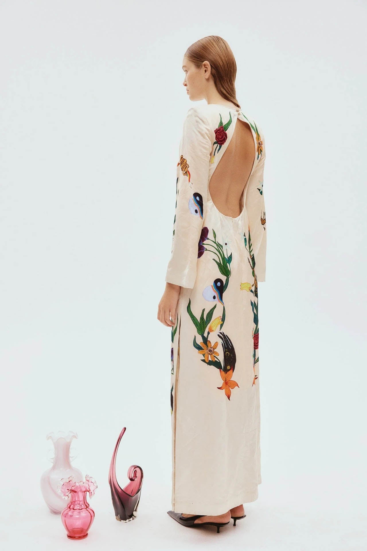 फ्लर्टैशियस प्रिंट बैकलैस ड्रेस