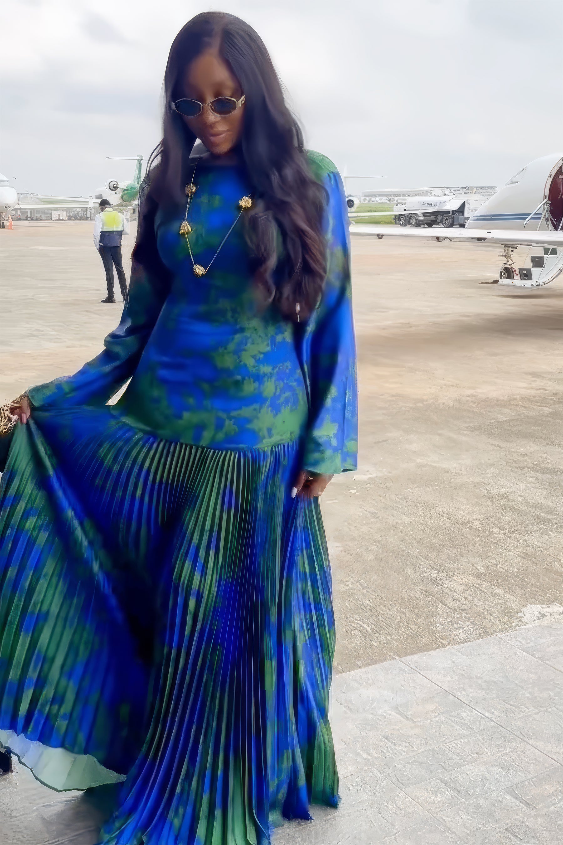 שמלת מקסי זהב חמניות עם קפלים