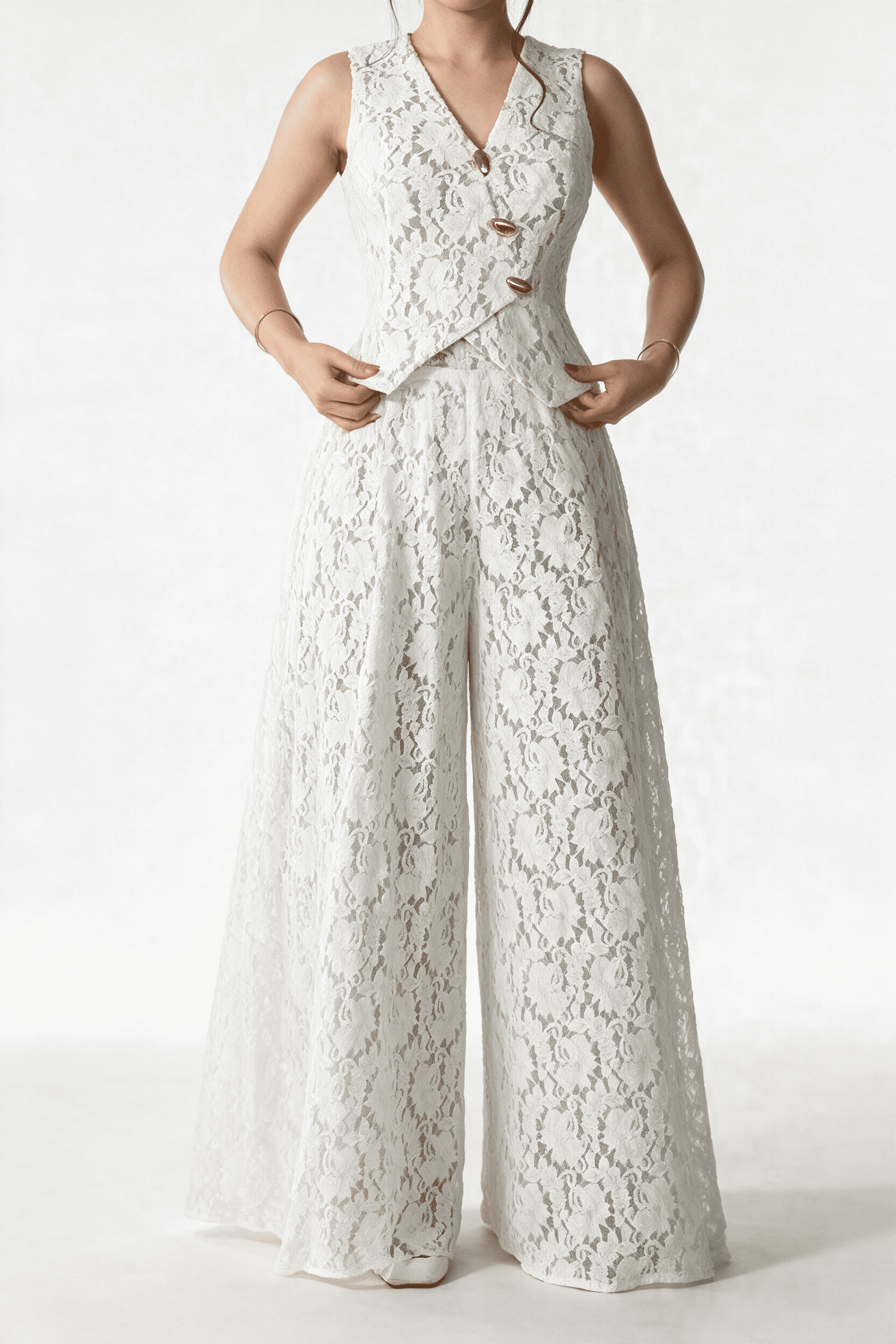 Set aus wäissem Blumme-Spëtz-Gilet an Hosen