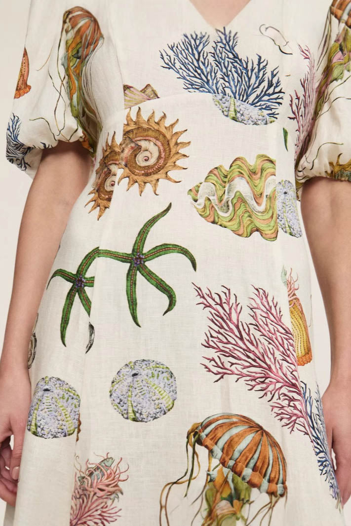 Klänning med puffärm och graffiti-tryck