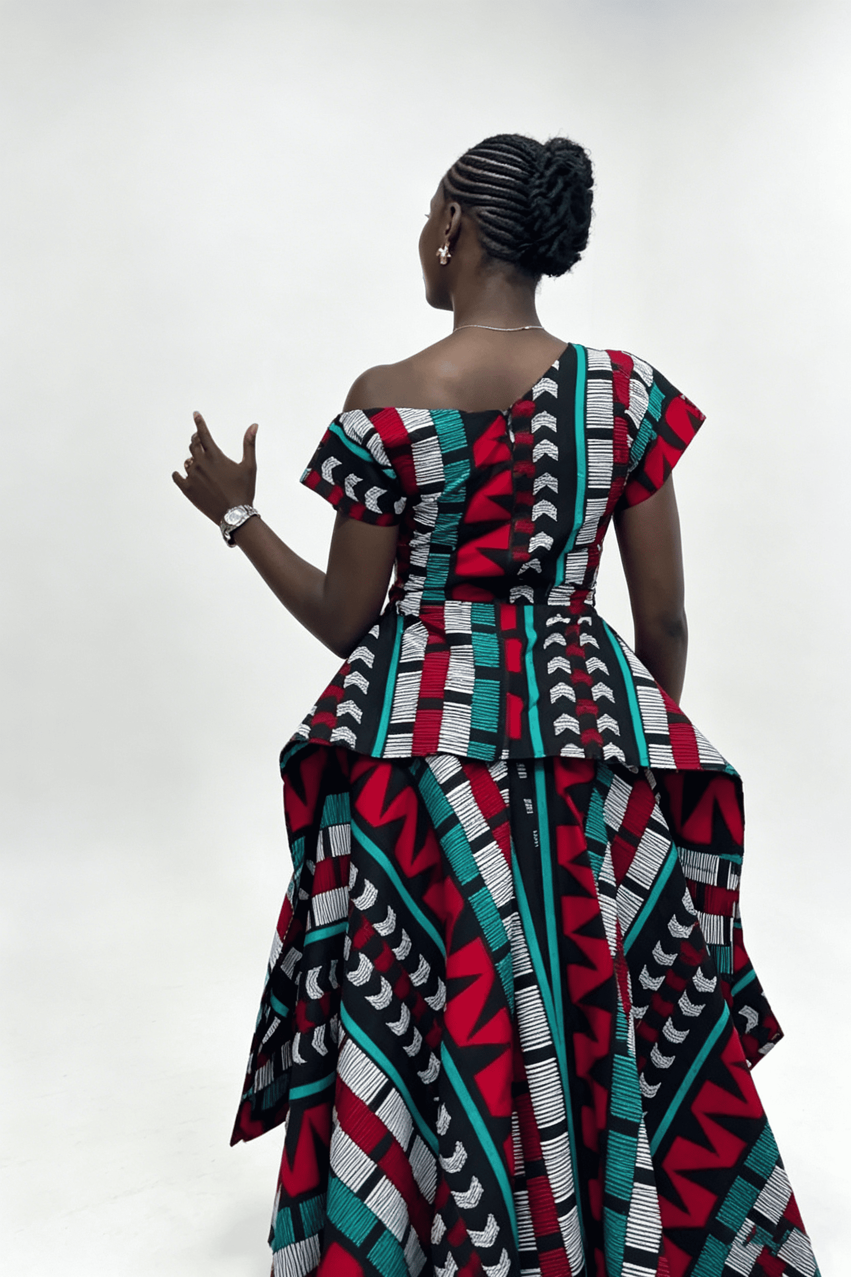 Geometrické maxi šaty s odhalenými rameny a peplum detailem