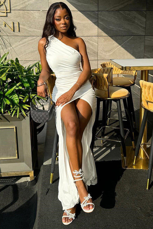 Maxi-kjole med én skulder, rynket og høj slids