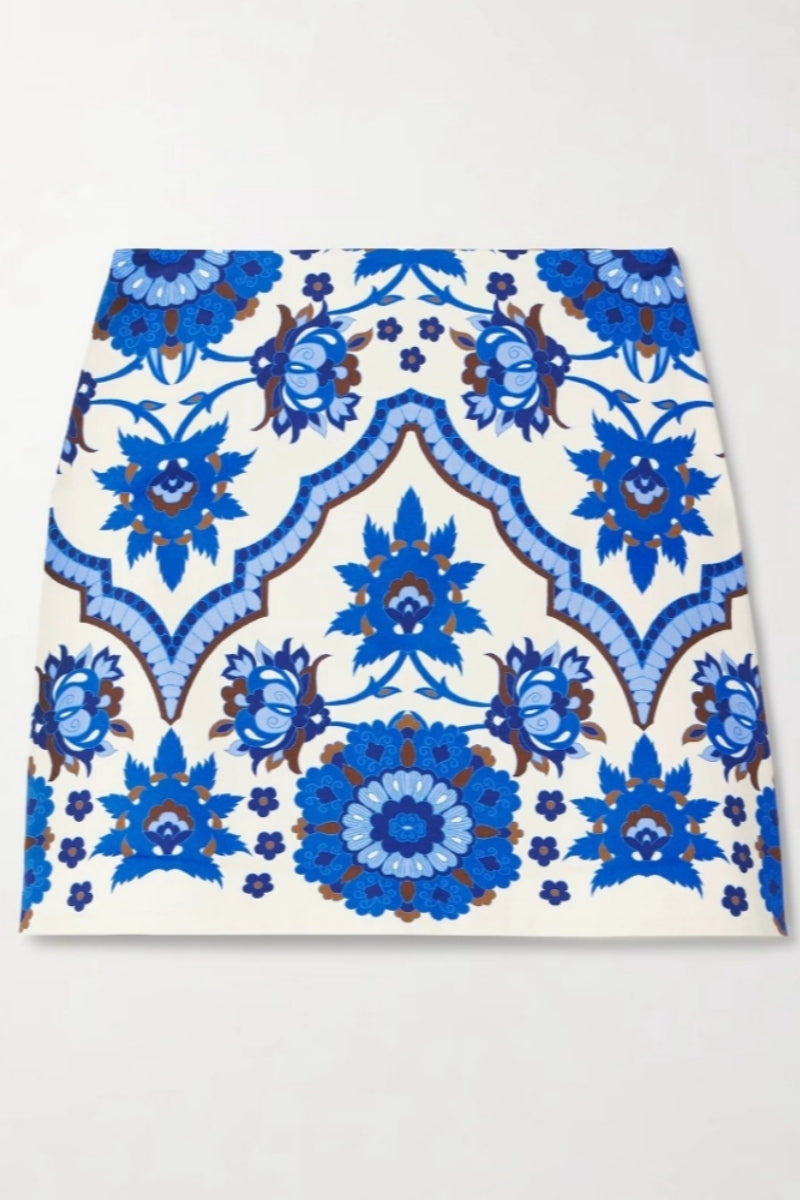 Avslappnat set med rundhalsad topp och kjol