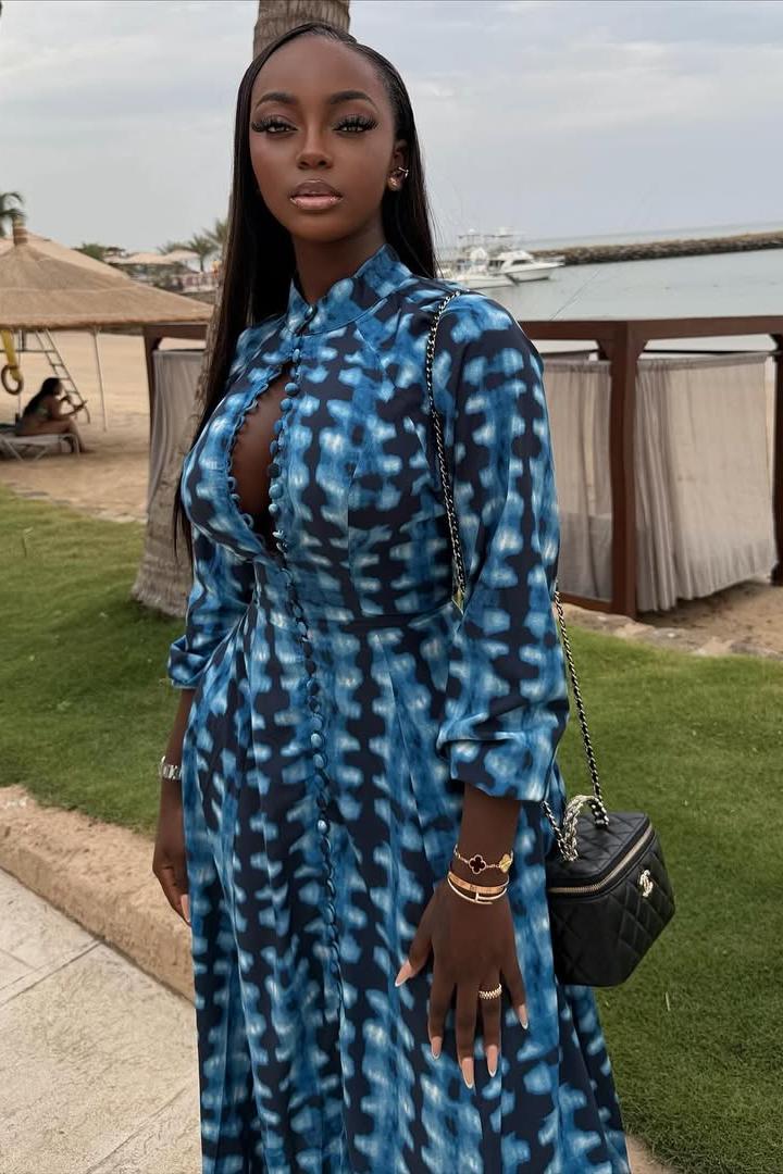 Blå tie-dye maxikjole med knapper foran