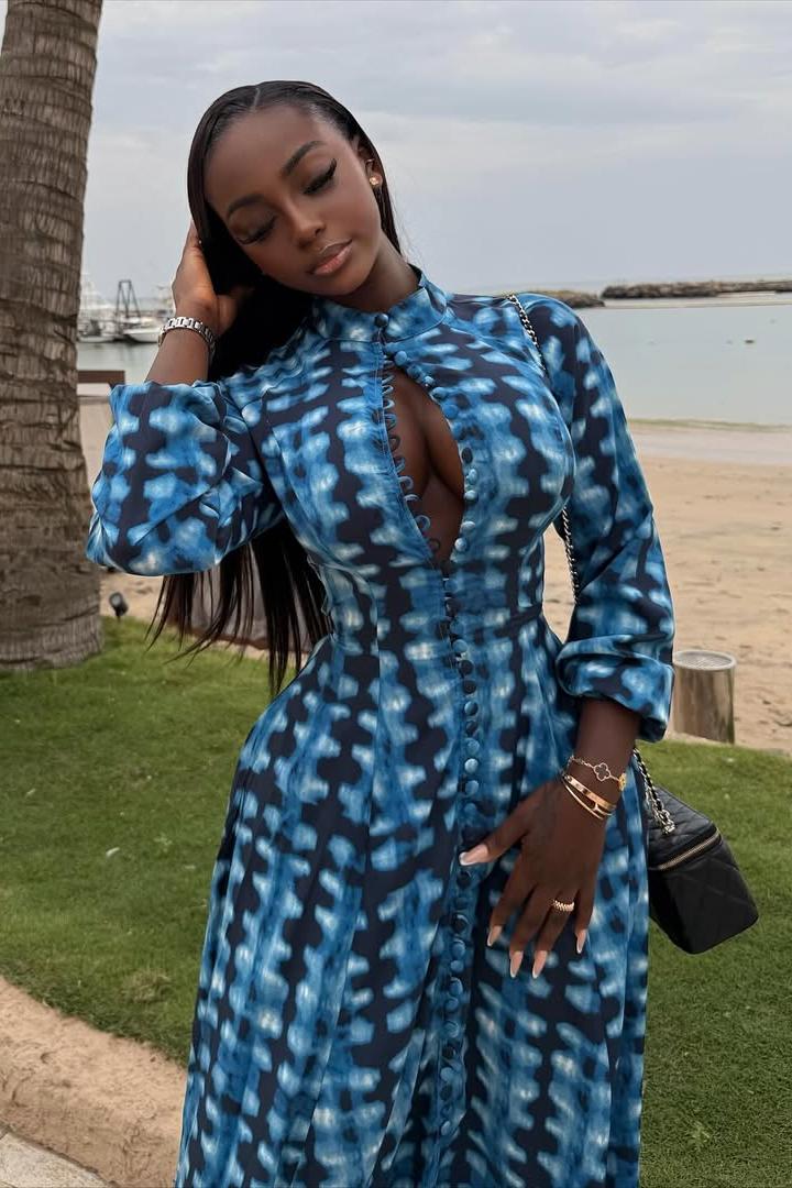 Blå tie-dye maxikjole med knapper foran