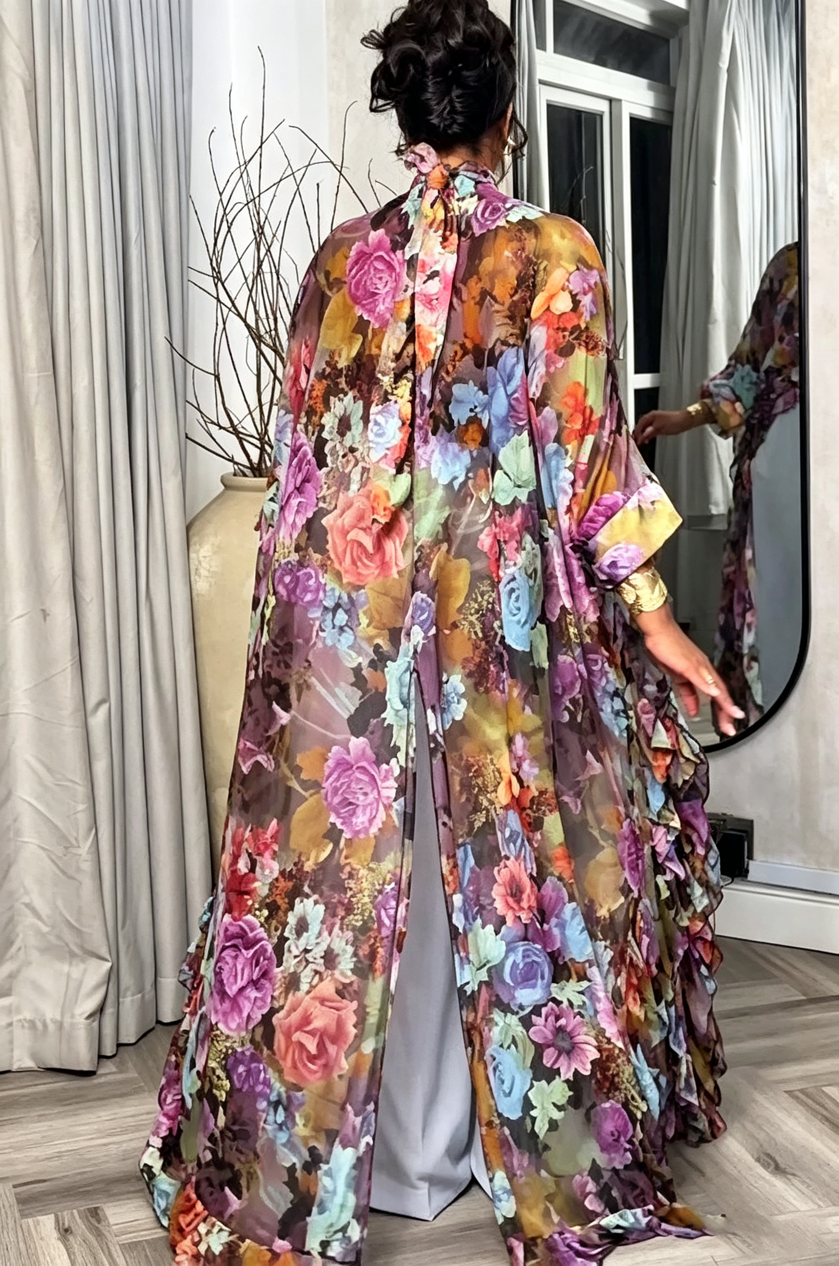 Lang top med blomsterprint, flæser, høj hals og bindebånd bagpå