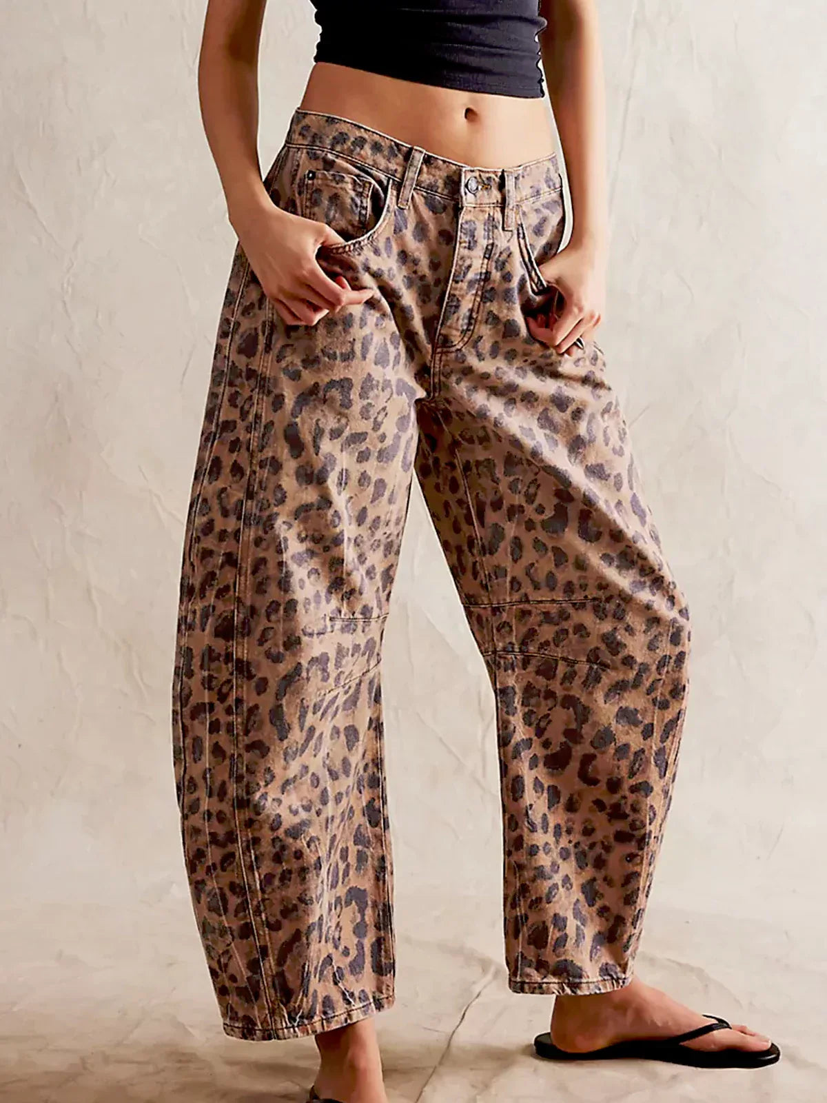 Vaqueros barril con estampado de leopardo