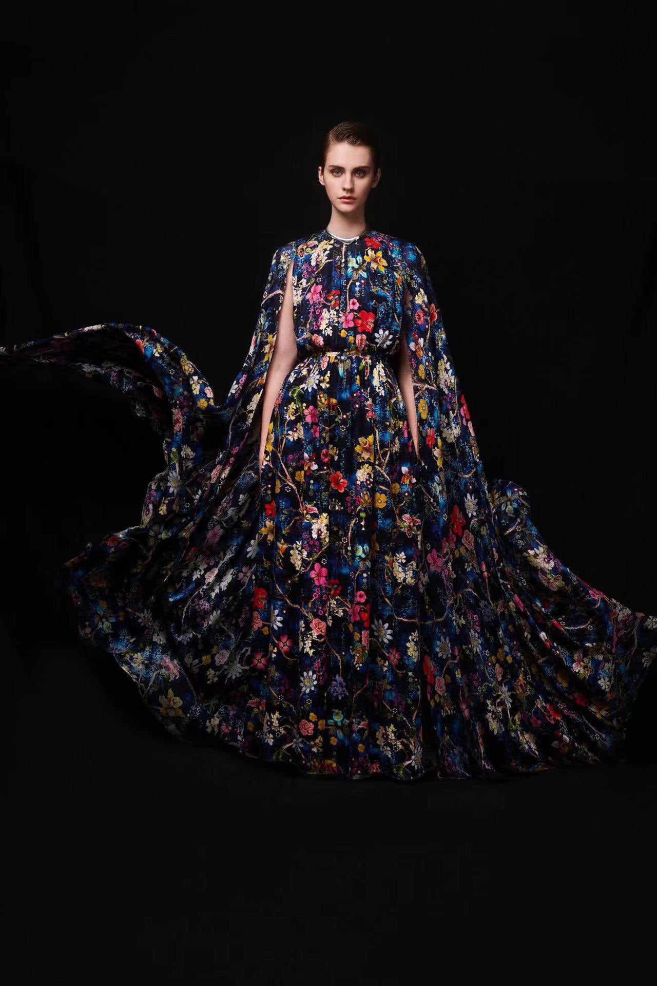 Nola Maxiklänning med rund hals och cape ärmar